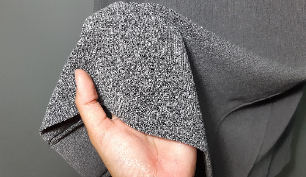 กระโปรงยาวคลุมเข่าสีเทา