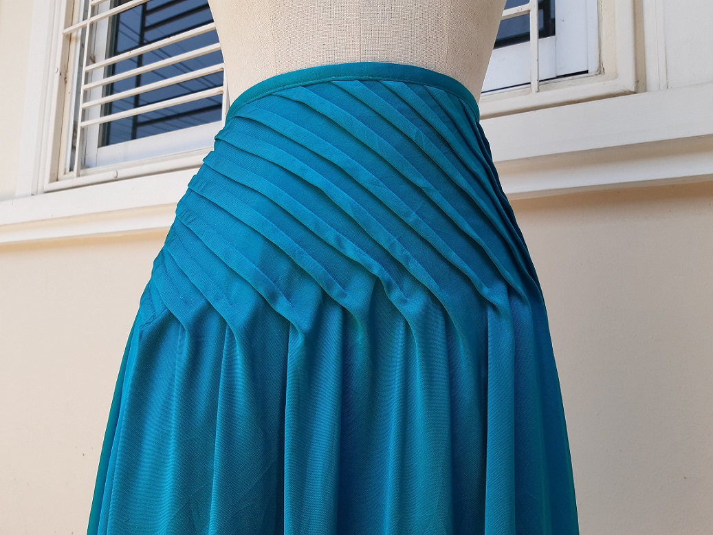 กระโปรงสั้นผ้าลื่นสีเขียวเทอควอยซ์