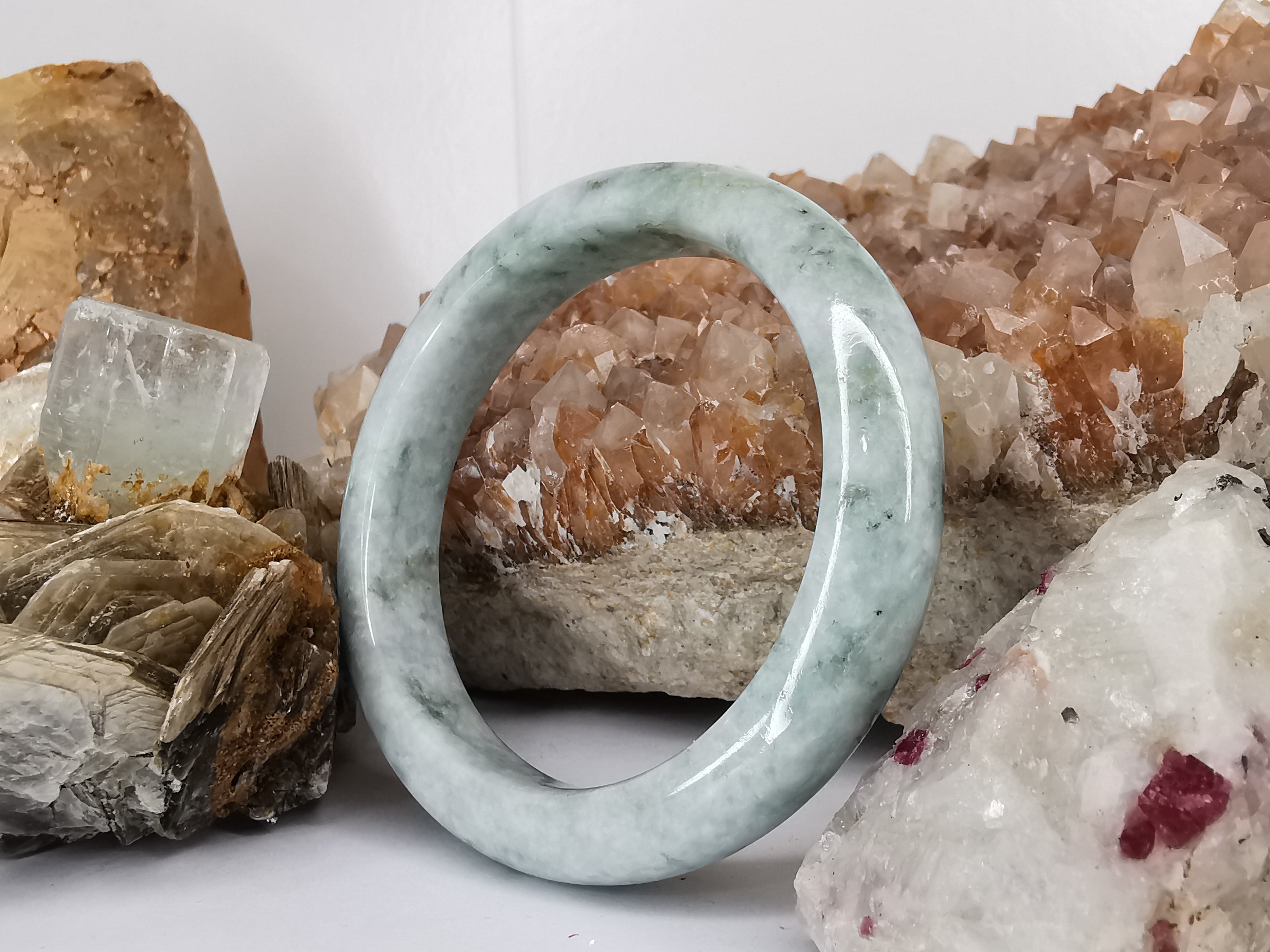 Green White Bangle กำไลหยกเจไดต์แท้ Diameter/ เส้นผ่านศูนย์กลางด้านใน 56 mm.