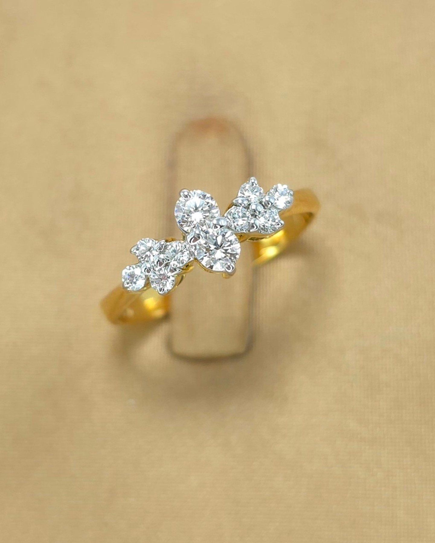 แหวนทองคำ 18K เพชรเกสร 10 ตัง 2 เม็ด 2 ตัง 8 เม็ด รวม 36 ตัง น้ำ 98-100 ความสะอาด vvs-vs หน้ากว้าง 6.5 มิล ไซส์ 51 น้ำหนัก 2.79 กรัม ราคา 10,900.-(Net)