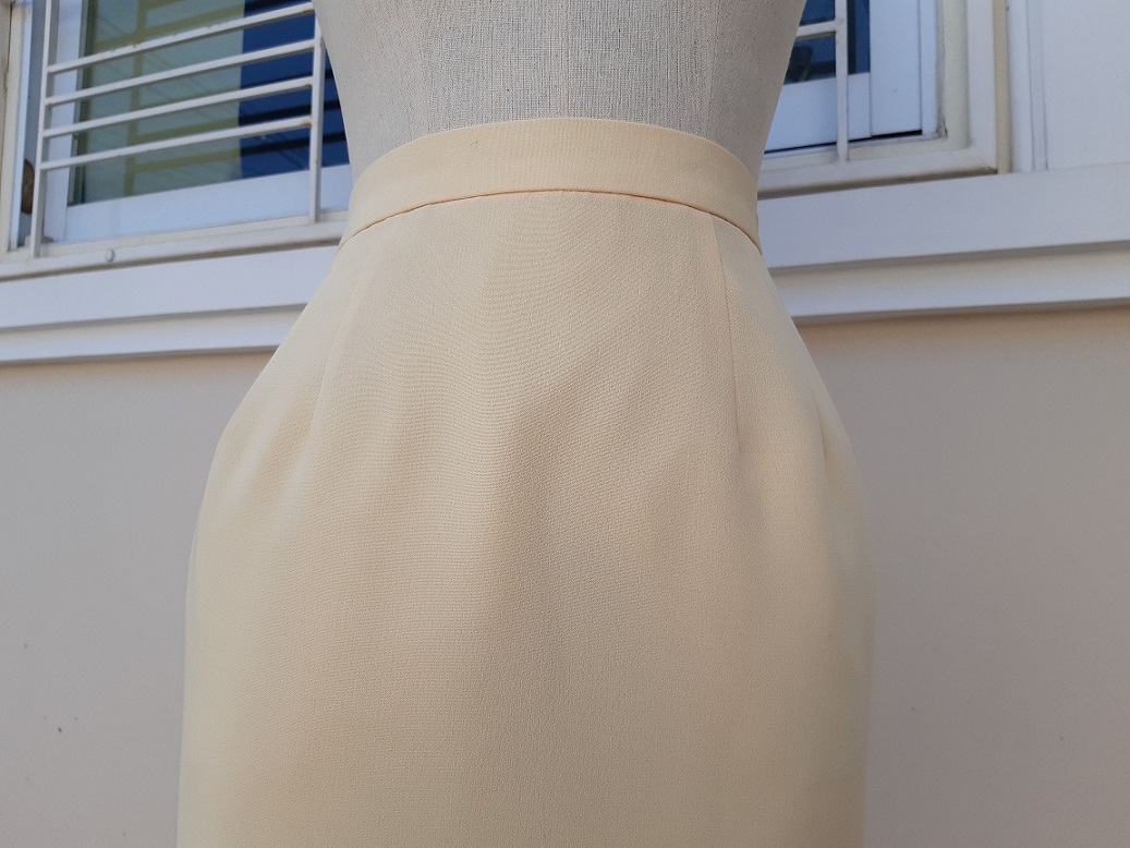 กระโปรงทรงเอสีเหลืองอ่อน