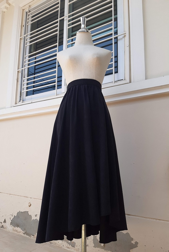 กระโปรงยาวสีดำผ้าสักหลาด ทรงหน้าสั้นหลังยาว