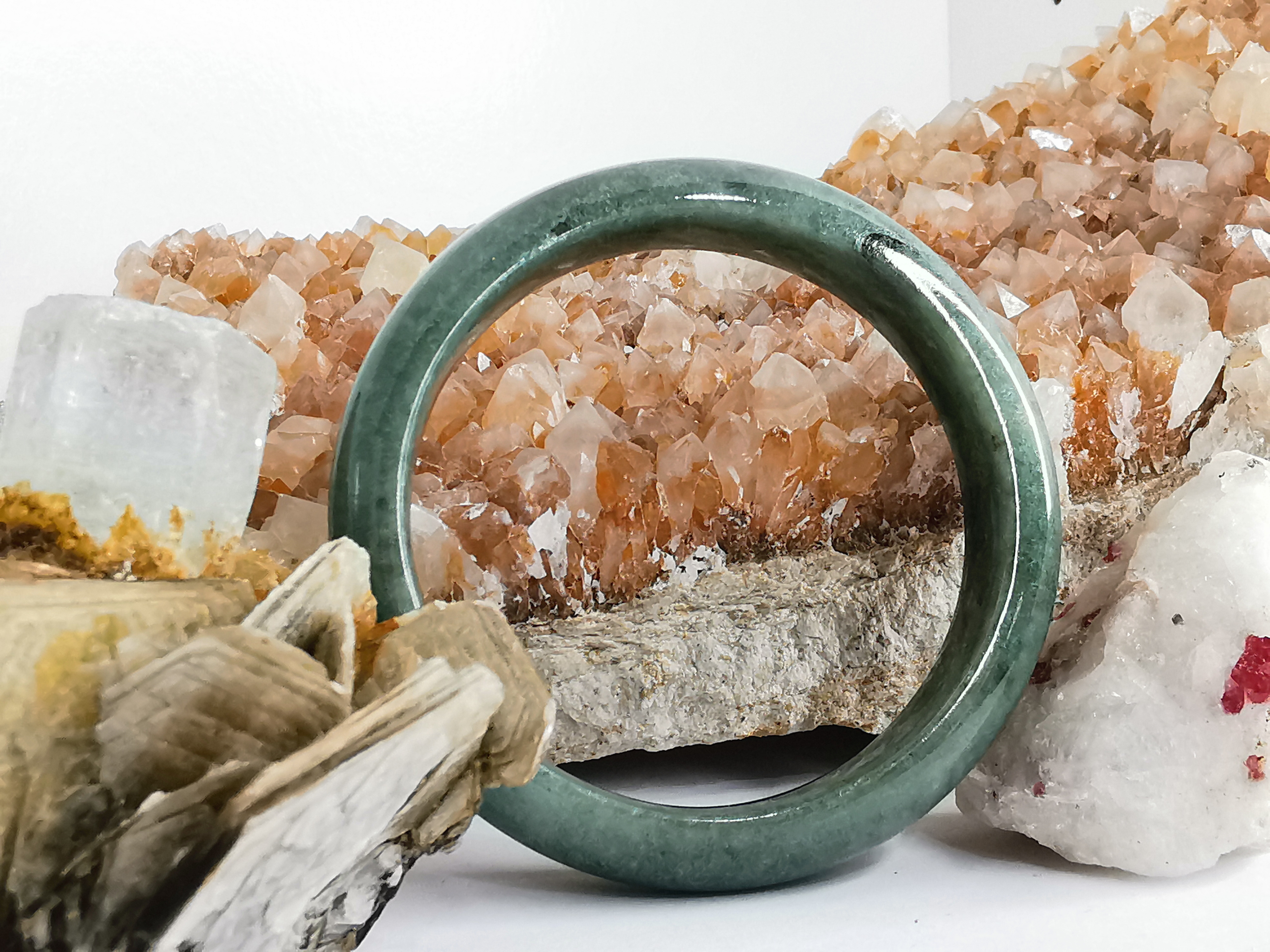 Green Bangle กำไลหยกเจไดต์แท้ Diameter/ เส้นผ่านศูนย์กลางด้านใน 58 mm.