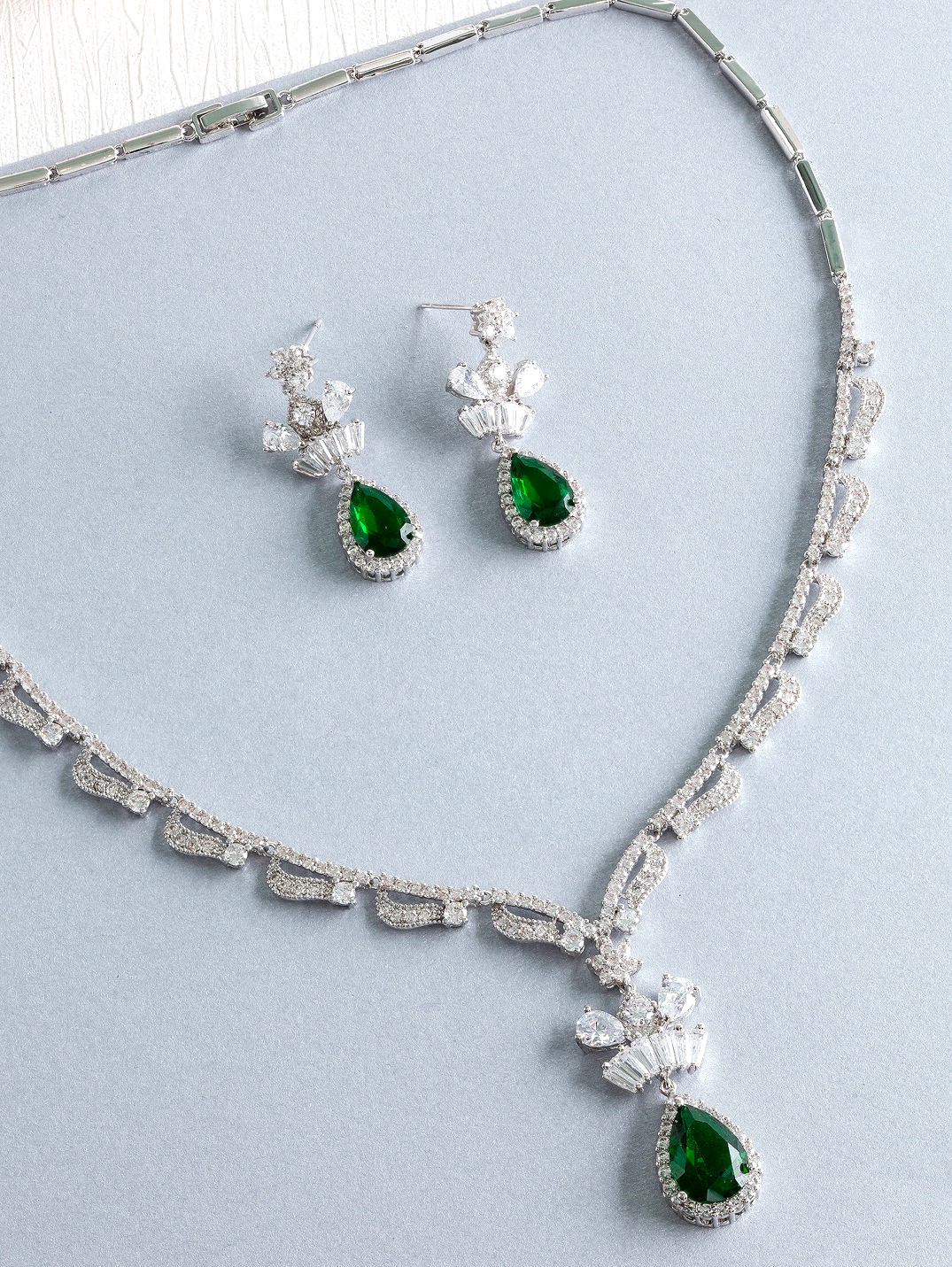 EMERALD DIAMOND JEWELRY 18K WHITE GOLD NECKLACE EARRING สร้อยคอ ต่างหู มรกต ล้อมเพชร ทอง 18K Pre-order