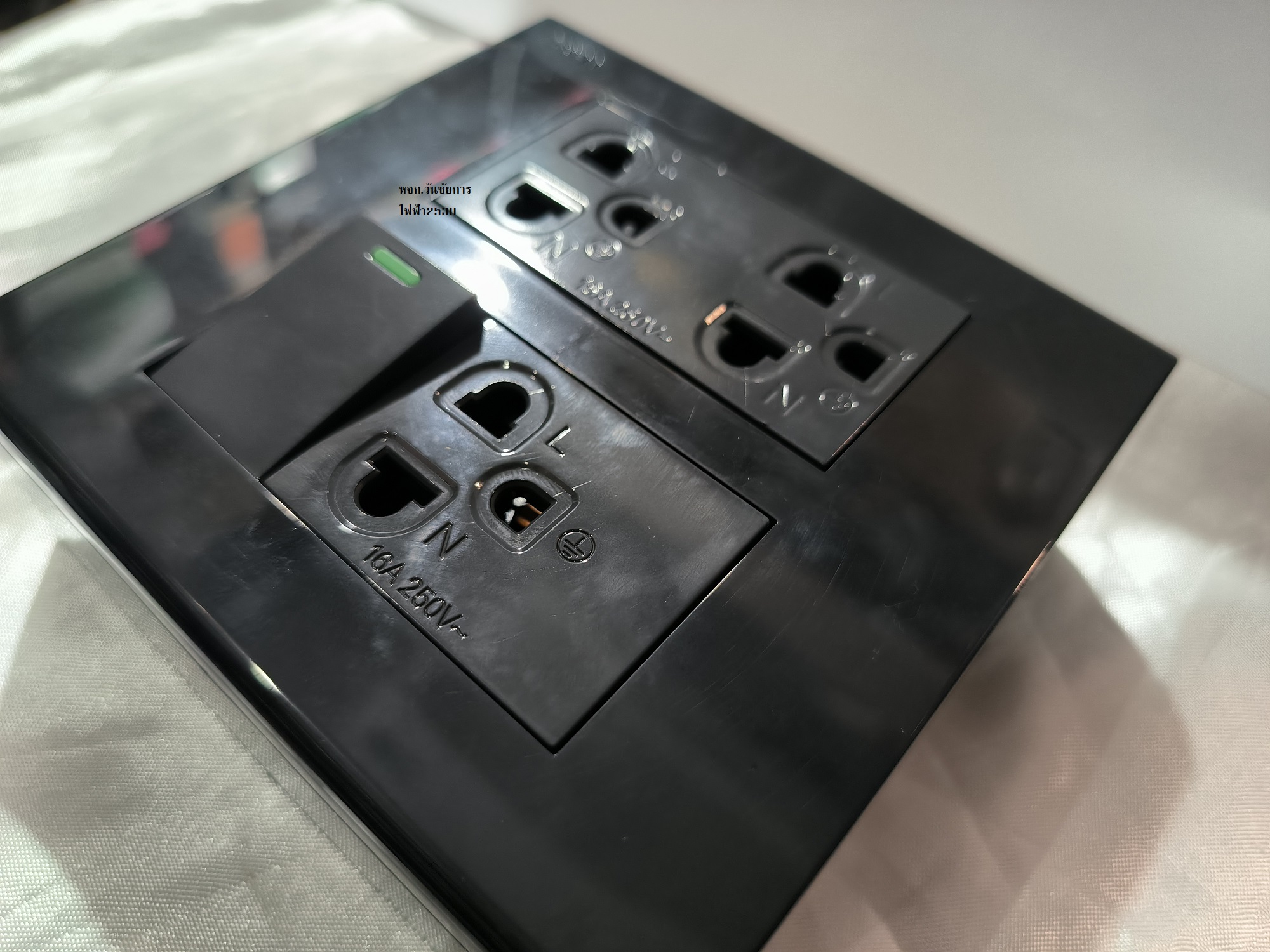 Nano ชุดปลั้กไฟสี3 กราว์ลงดิน ครบชุด ชุดสวิตซ์ ปลั๊ก 4X4 กราวคู่ 1กราวเดี่ยว1 สวิตซ์1 สีดำ BLACK