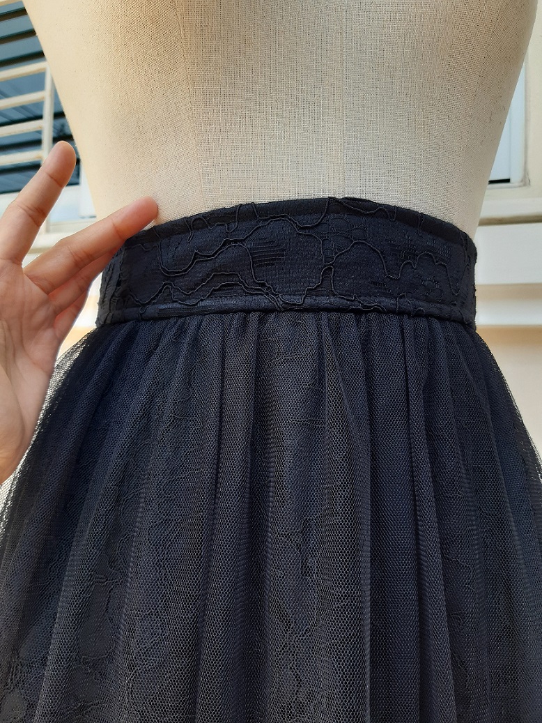 กระโปรงสั้นผ้าลูกไม้ คลุมผ้าตาข่ายสีดำ