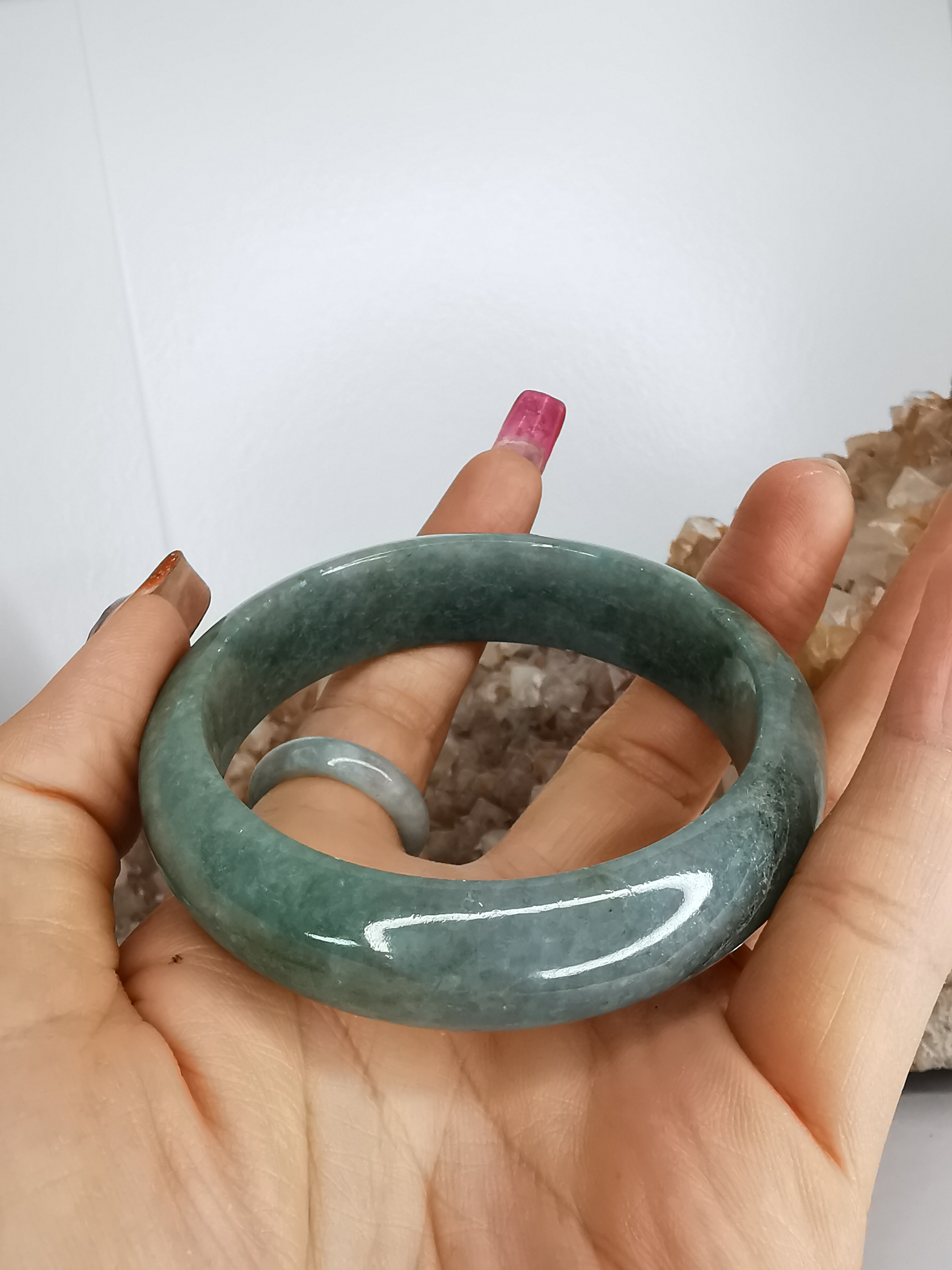 Green Bangle กำไลหยกเจไดต์แท้ Diameter/ เส้นผ่านศูนย์กลางด้านใน 57 mm.
