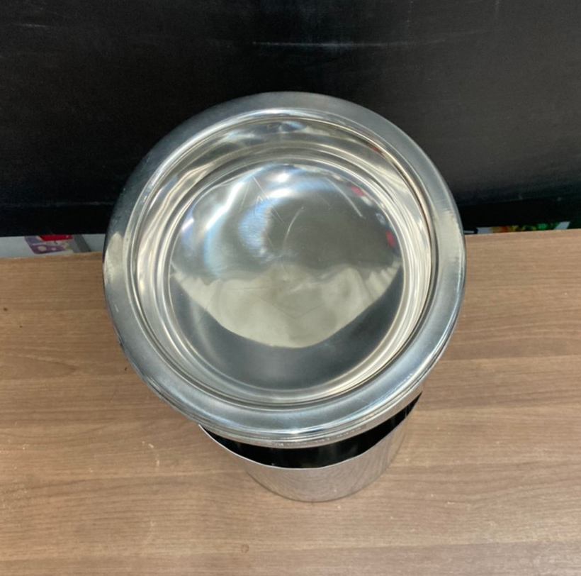 ถังขยะสแตนเลส พร้อมที่เขี่ยบุหรี่ ฝาปั๊ม 10"