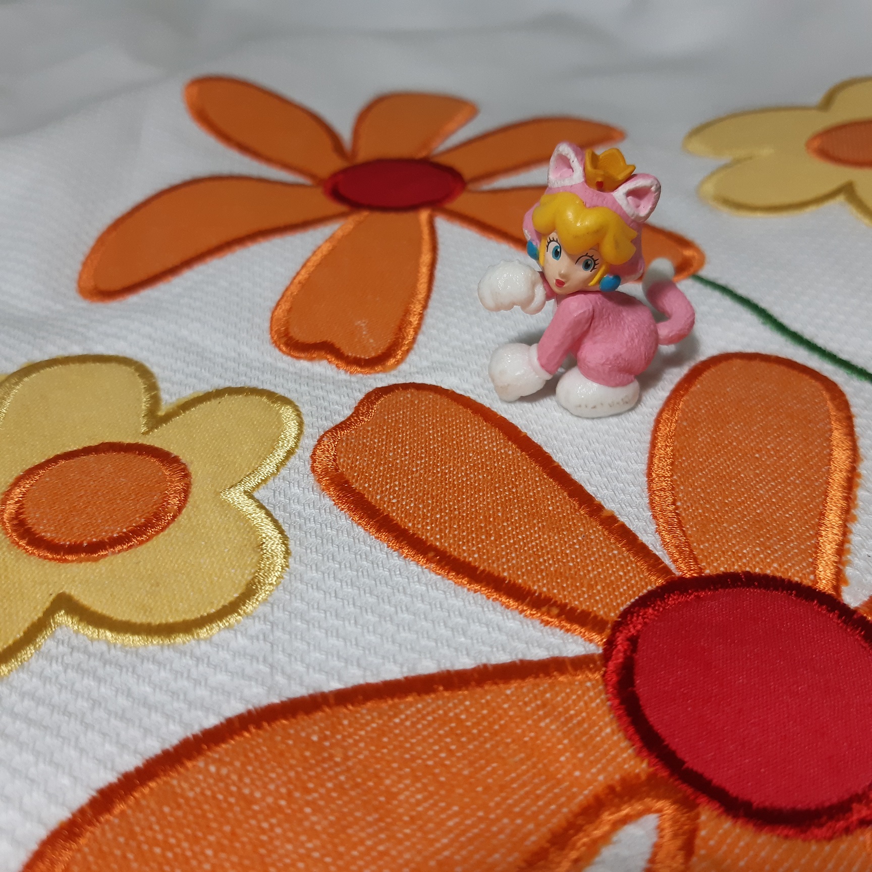 กระโปรงทรงเอสีขาว แต่งดอกไม้