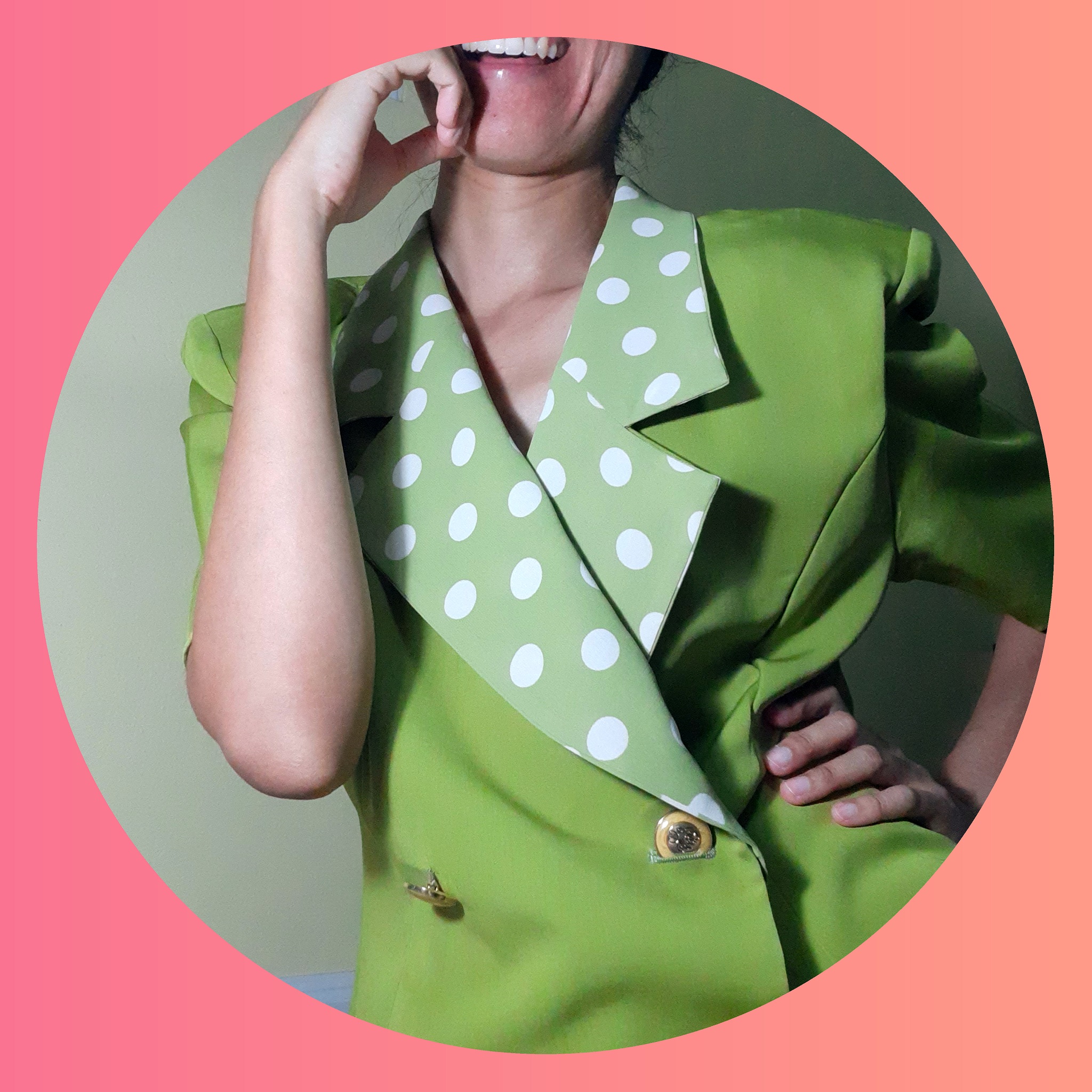 เสือทรงสูทสีเขียว