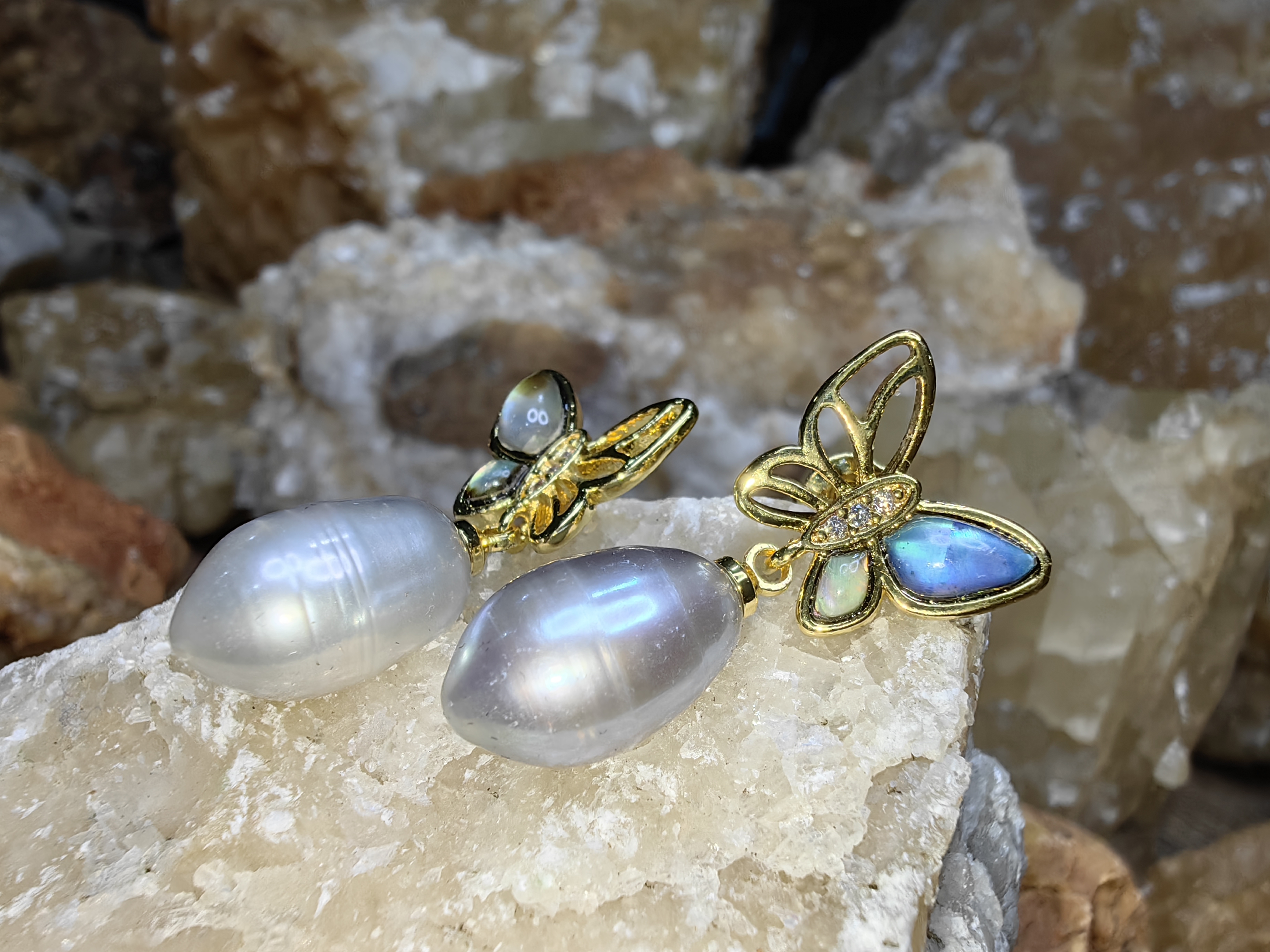 ต่างหูไข่มุกเลี้ยงธรรมชาติ เปลือกหอย เพชรสวิส Natural Cultured Pearl Mother of Pearl Swiss Diamond Earrings