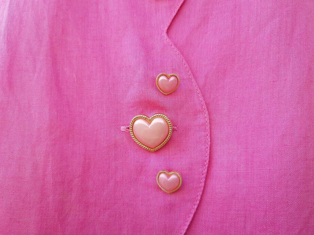 เสื้อวินเทจผ้าลินินมีชมพูหวานๆ กระดุมหัวใจ