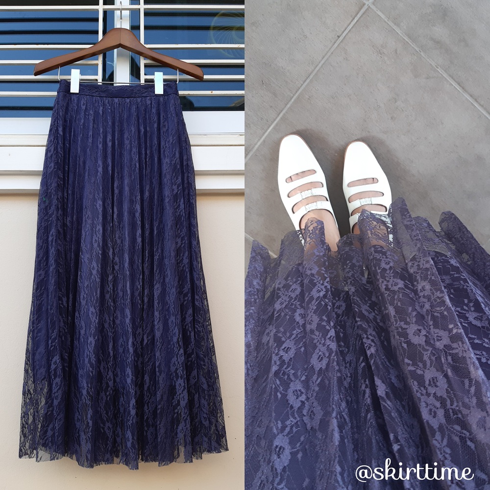 กระโปรงพลีทผ้าลูกไม้สีม่วงอมเทา แบรนด์ GU