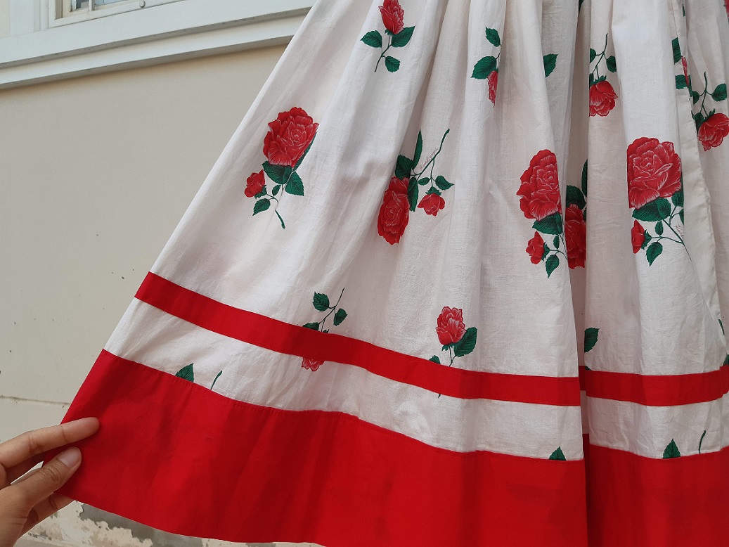 กระโปรงบานสีแดงลายดอกกุหลาบ