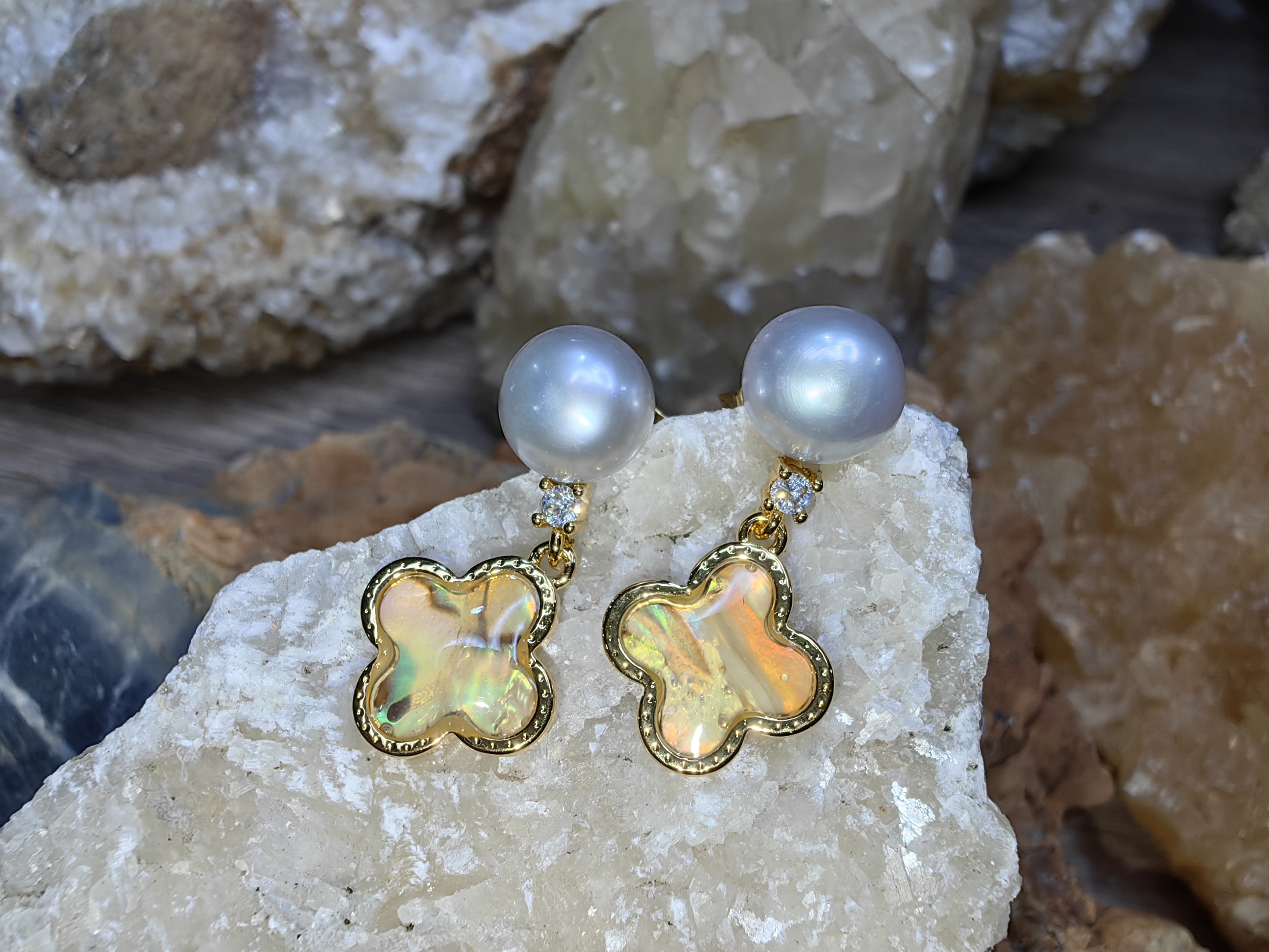 ต่างหูไข่มุกเลี้ยงธรรมชาติ เปลือกหอย เพชรสวิส Natural Cultured Pearl Mother of Pearl Swiss Diamond Earrings
