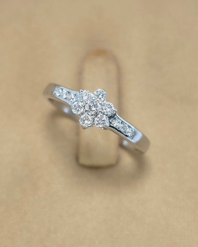 🚫ปิดการขาย(SoIdOut)🚫แหวนทองคำขาว 18K เพชรเกสร 4.5 ตัง 1 เม็ด 2 ตัง 6 เม็ด 1 ตัง 6 เม็ด รวม 22.5 ตัง น้ำ 97-98 ความสะอาด vvs ไซส์ 49 น้ำหนัก 2.02 กรัม ราคา 7,200.-(Net)