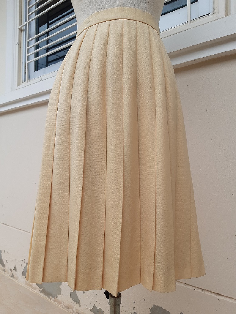 กระโปรงพลีทสีเหลืองอ่อน (Vintage Pleated skirt)