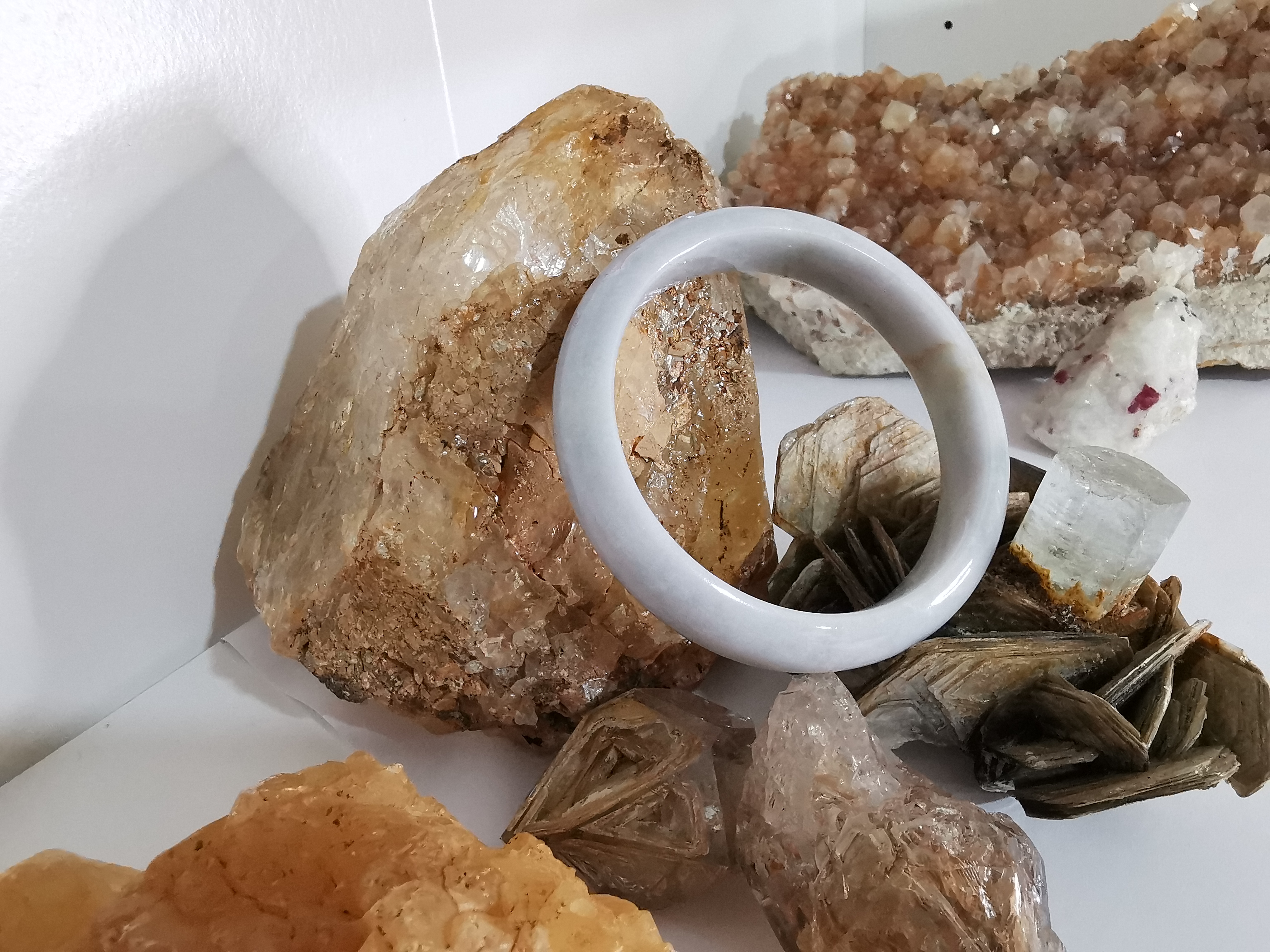 White Green Bangle กำไลหยกเจไดต์ Diameter/ เส้นผ่านศูนย์กลางด้านใน 63 mm.