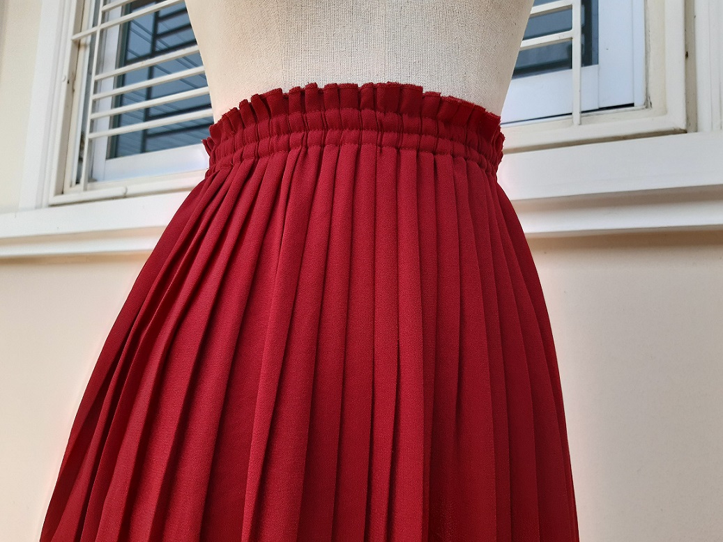 กระโปรงอัดพลีทสีแดงเข้ม สาวอวบใส่ได้