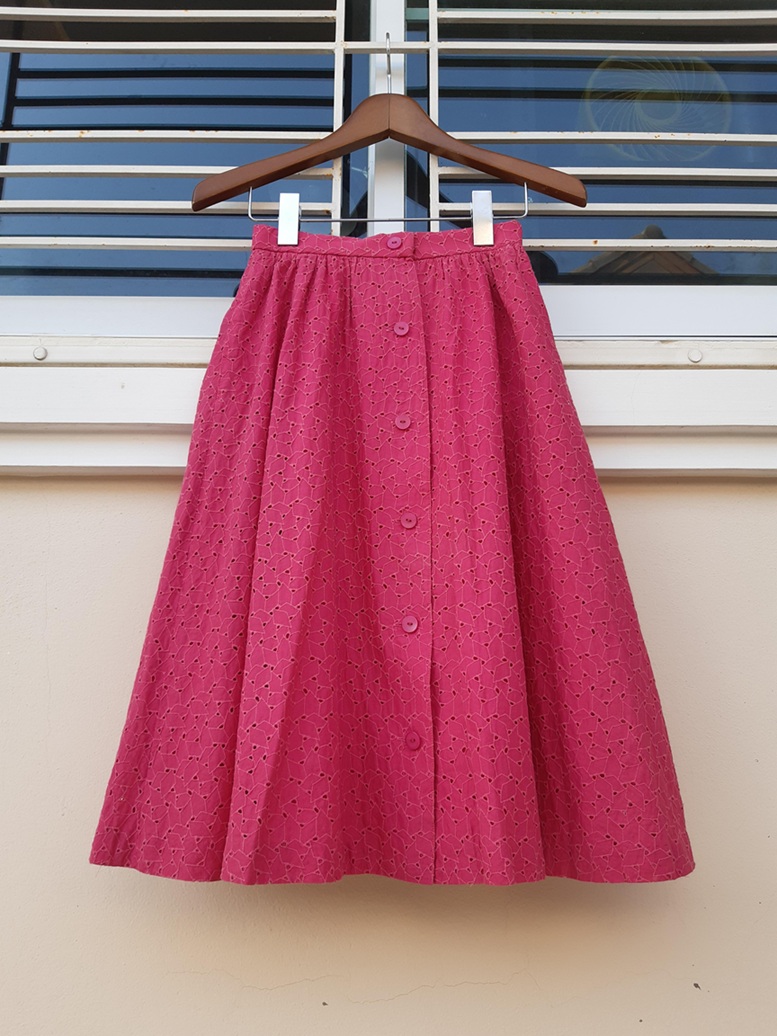 กระโปรงวินเทจทรงเอบานสวยสีชมพู งานกระดุมหน้าหายาก แบรนด์ LOUIS JOONE