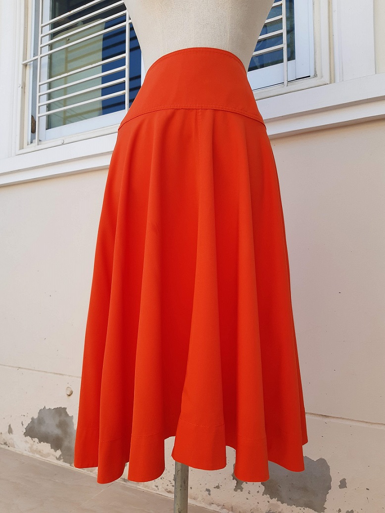 กระโปรงบานสีส้ม แบรนด์ UNIQLO