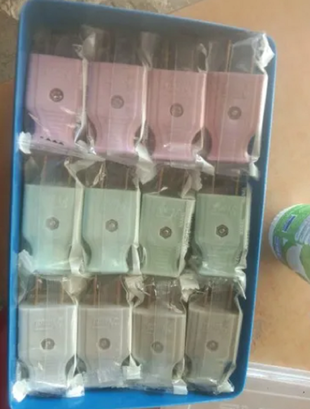 ปลั๊กตัวผู้ 2 ขาแบน เต้าเสียบตัวผู้ 2 ขา คละสี ยกกล่องมี 60 ตัว NANAL (ขายยกกล่อง)