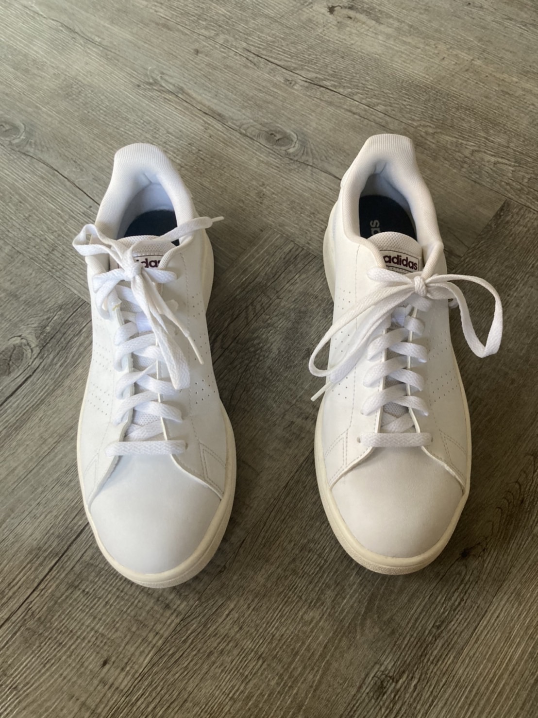 G 210107 รองเท้าผ้าใบสีขาว adidas ราคาเช่า 95 บาท ต่อ 1 วัน