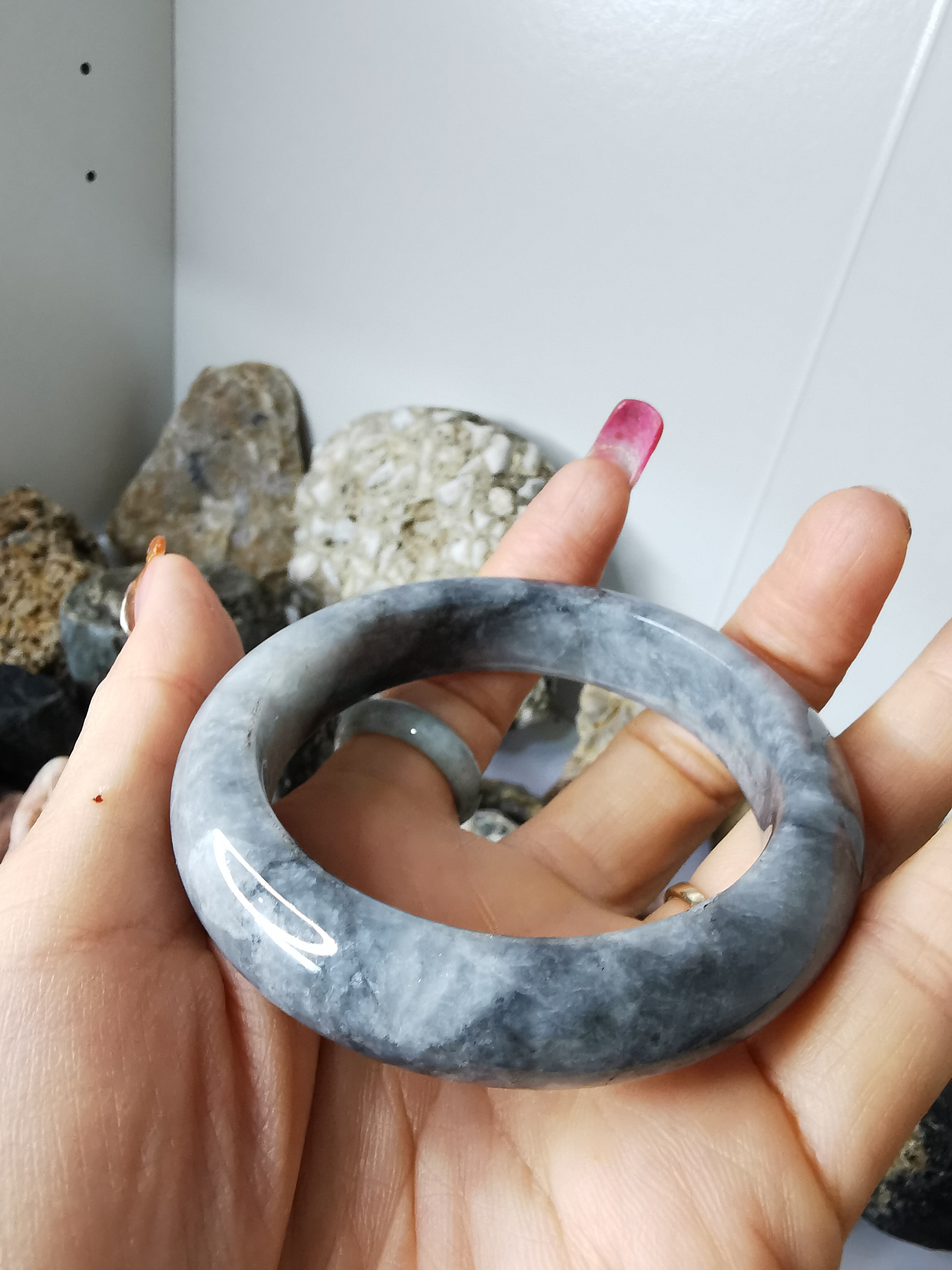 Grey Black Jade Bangle กำไลหยกเจไดต์แท้ Diameter/ เส้นผ่านศูนย์กลางด้านใน 54 mm.