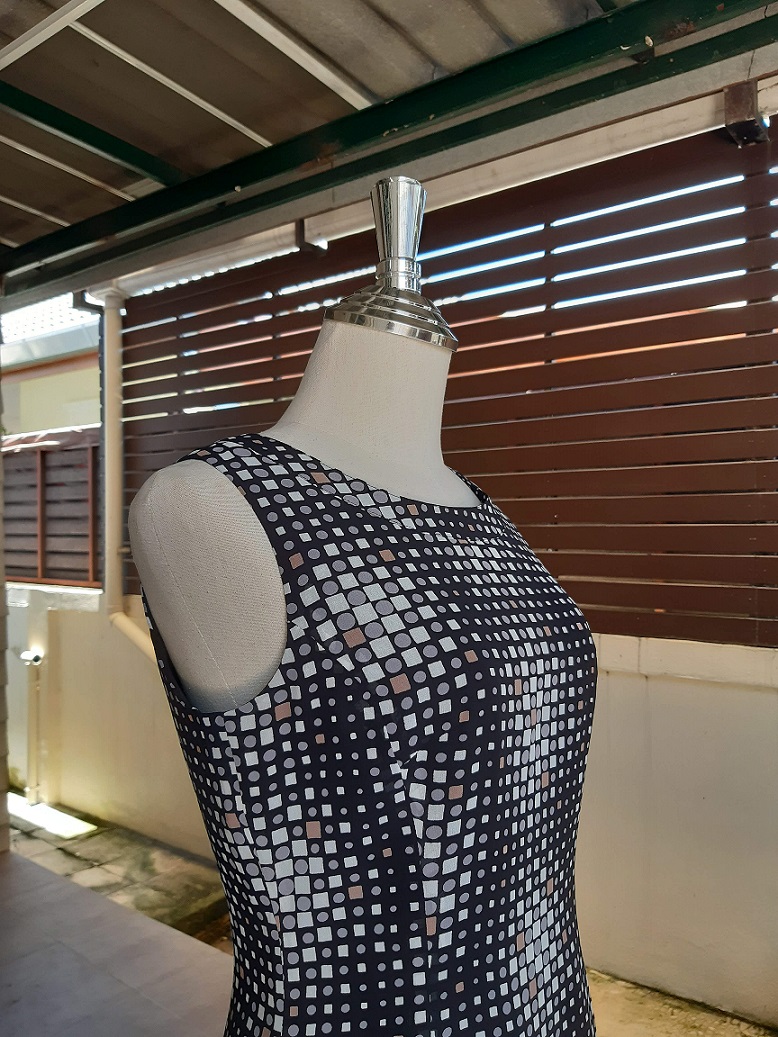 เดรสญี่ปุ่นมือสองลายกราฟฟิคสีดำ ผ้าชีฟองแขนกุด