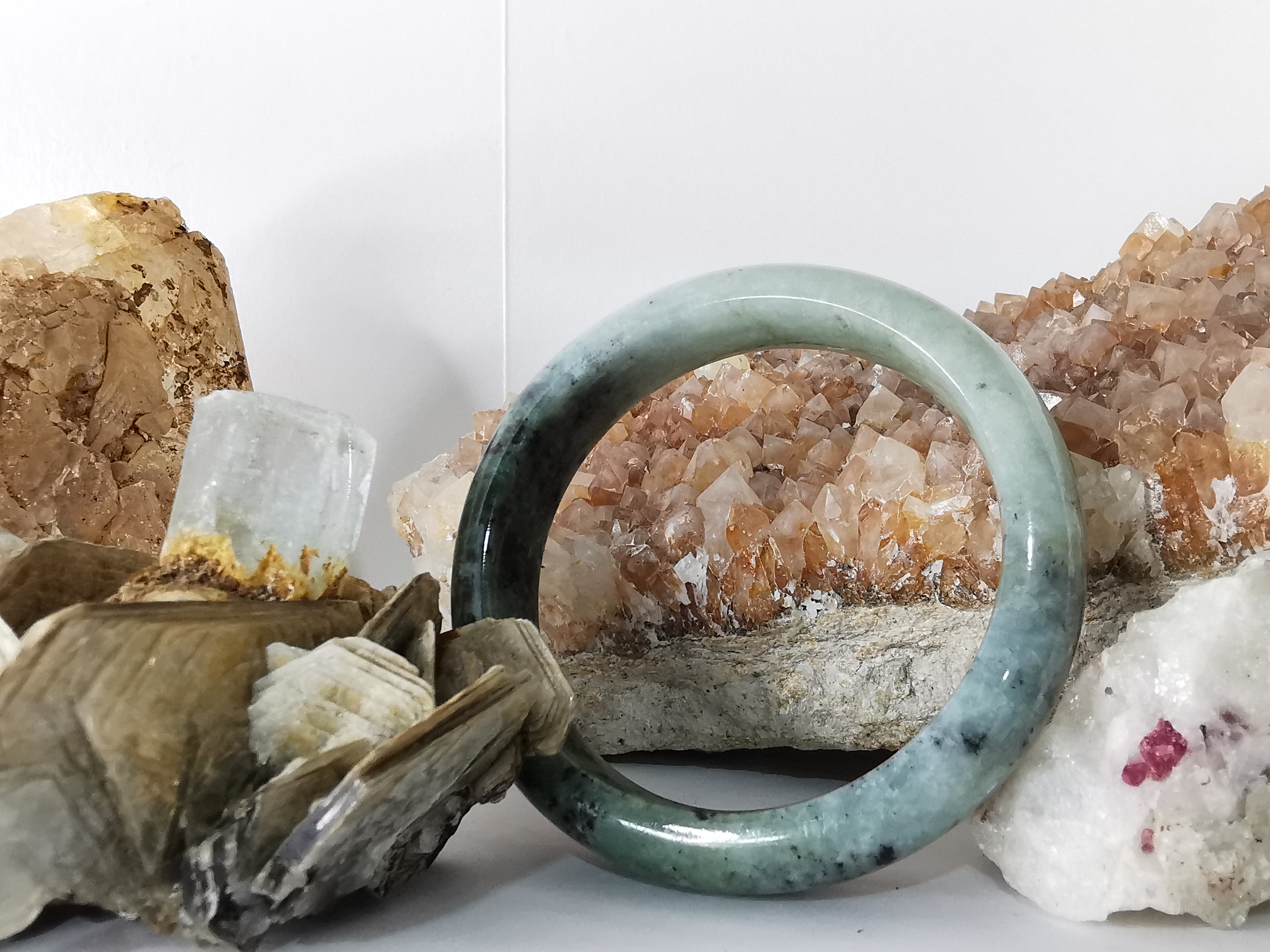 Green Grey Bangle กำไลหยกเจไดต์แท้ Diameter/ เส้นผ่านศูนย์กลางด้านใน 63 mm.