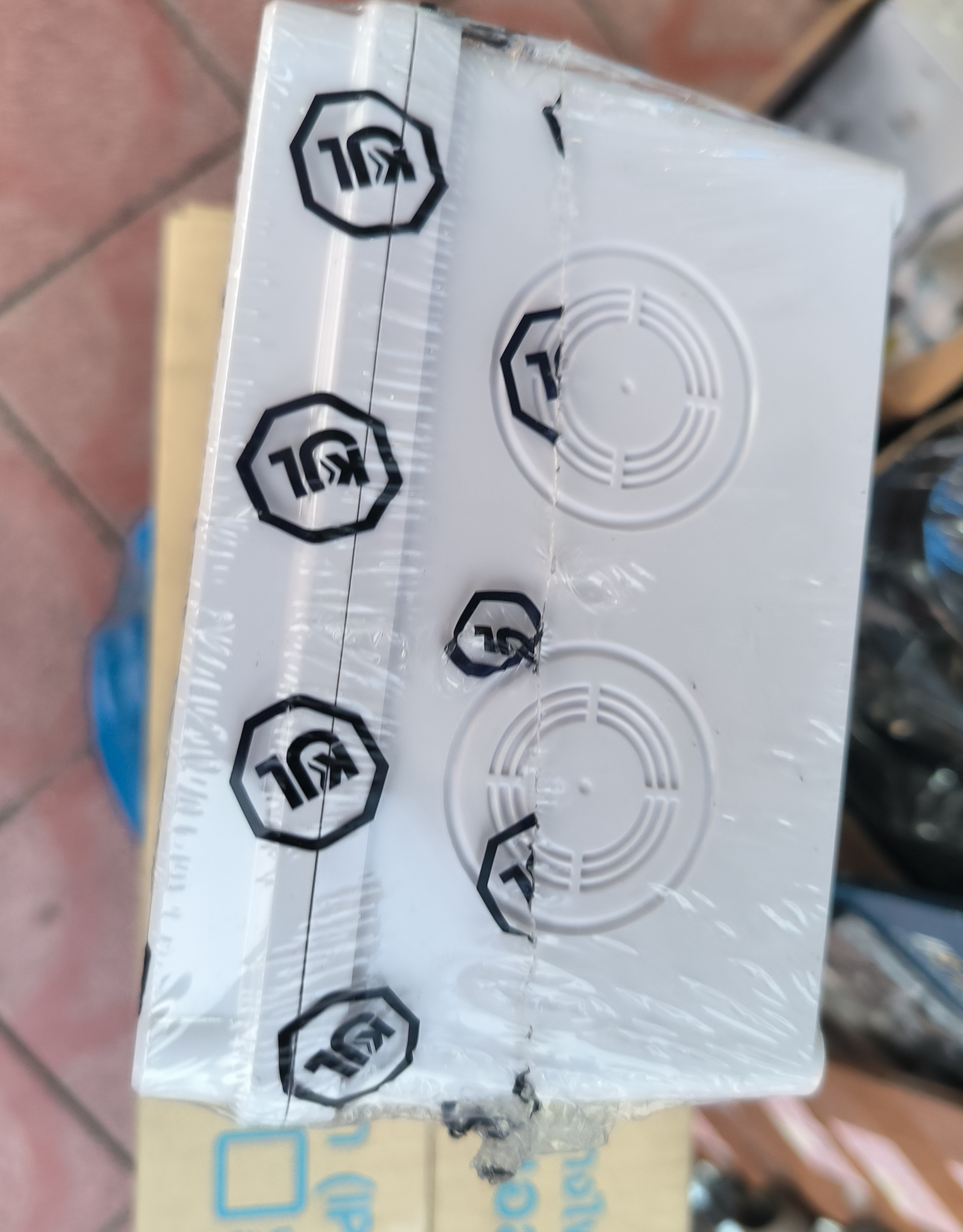 KJL กล่องนน้ำพลาสติก ขนาด 8x12 นิ้ว รุ่น 207 บ๊อกกันน้ำพลาสติกฝาทึบสีขาว IP65 Plastic Box KJL A1