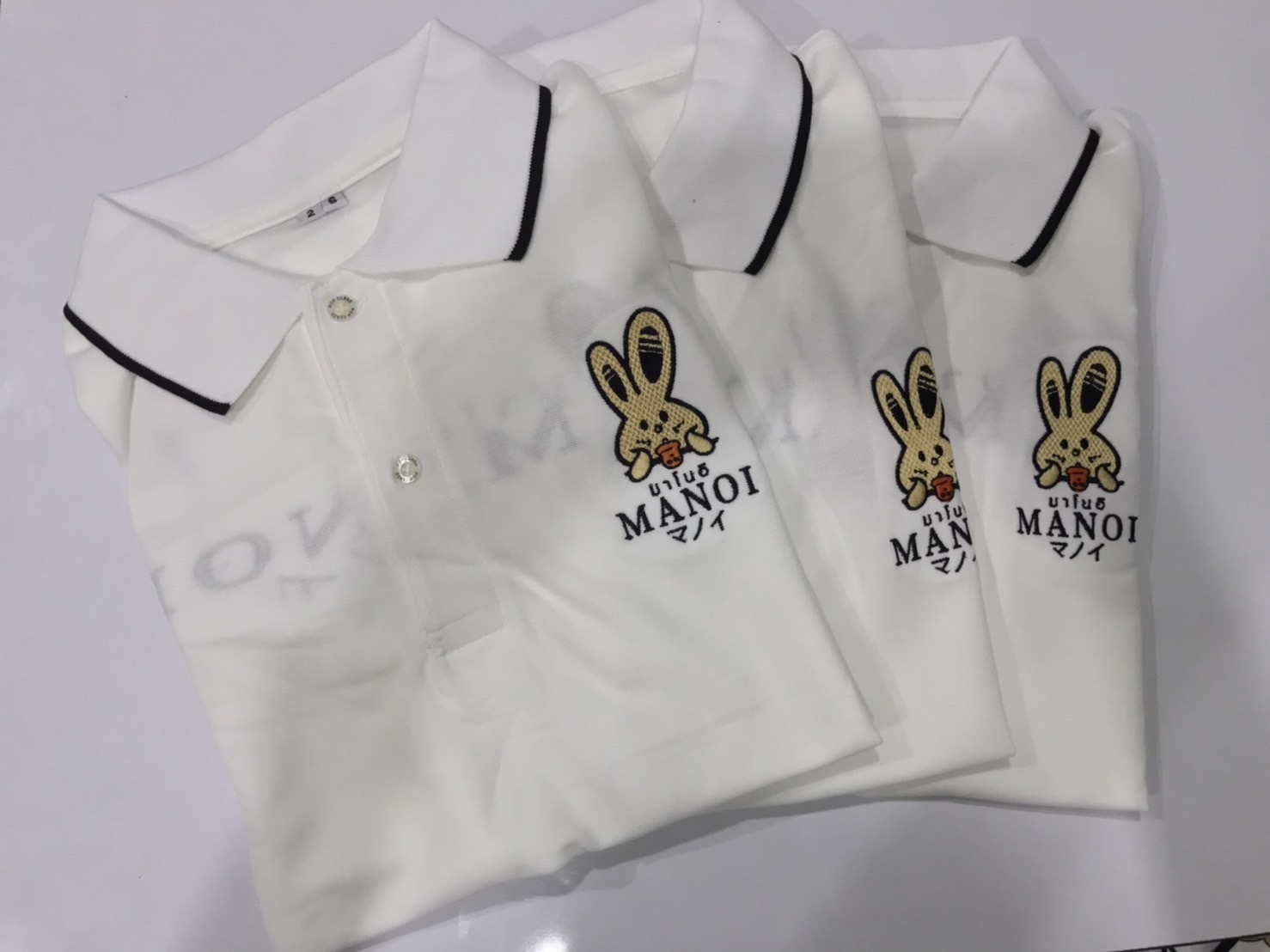โปรโมชั่น เสื้อ POLO Manoi (งานปักหน้า-หลัง) ซื้อ 3 ตัว ราคาปกติ 1,170 บาท ลดเหลือ 1,050 บาท