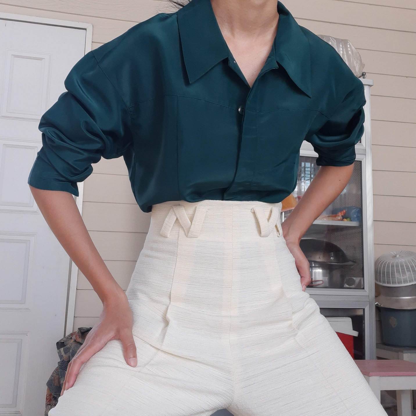 เสื้อเชิ้ตแขนยาวสีเขียวหัวเป็ด