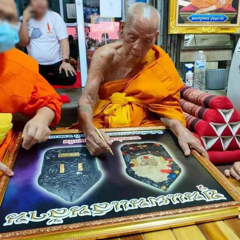 พระเครื่องแท้ พระผงขุนแผน หลวงพ่อพัฒน์ ปุญญกาโม วัดห้วยด้วน นครสวรรค์ ปี2563 รุ่นขุนแผนแสนล้าน เนื้อห้าสีโรยพลอย พร้อมกล่อง ประกัน ศุขพระ Sukpra HappyAmulet