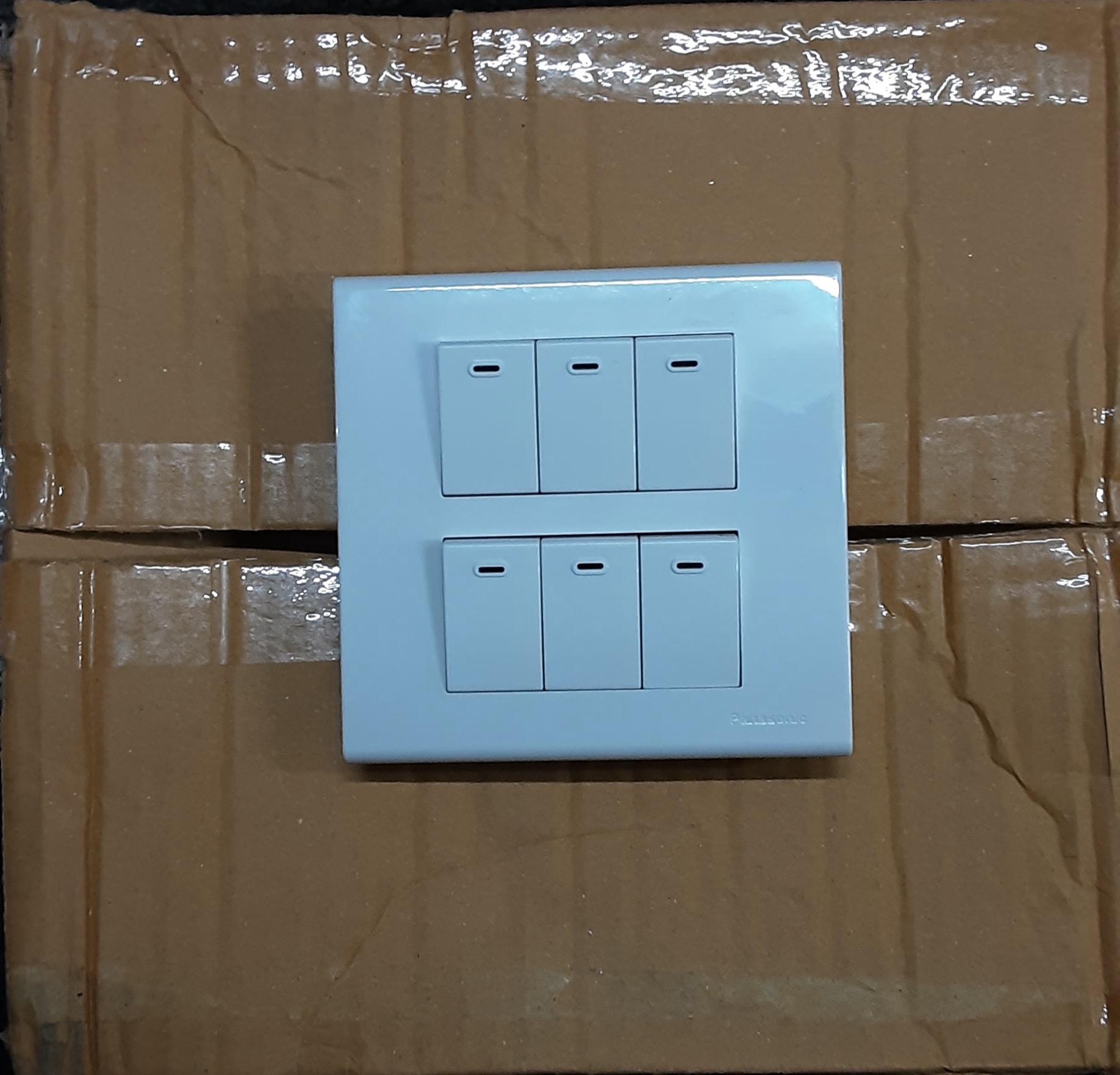 ชุดสวิตซ์ไฟสำเร็จ Panasonic สวิตซ์ 6 ช่อง พร้อมหน้ากาก 6 ช่อง บล็อกลอย4x4 สีขาว