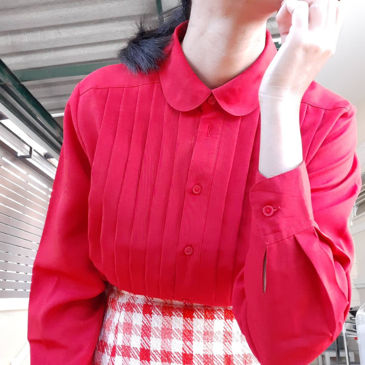 เสื้อคอบัวสีแดง