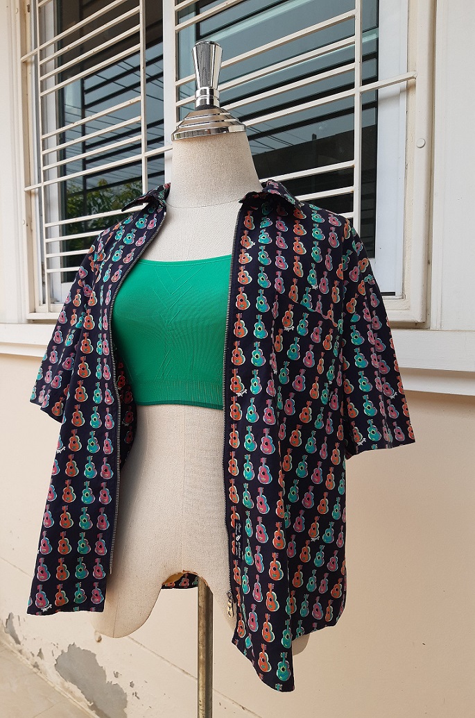 เสื้อเชิ้ตแขนสั้นสีกรมท่าลายกีต้าร์