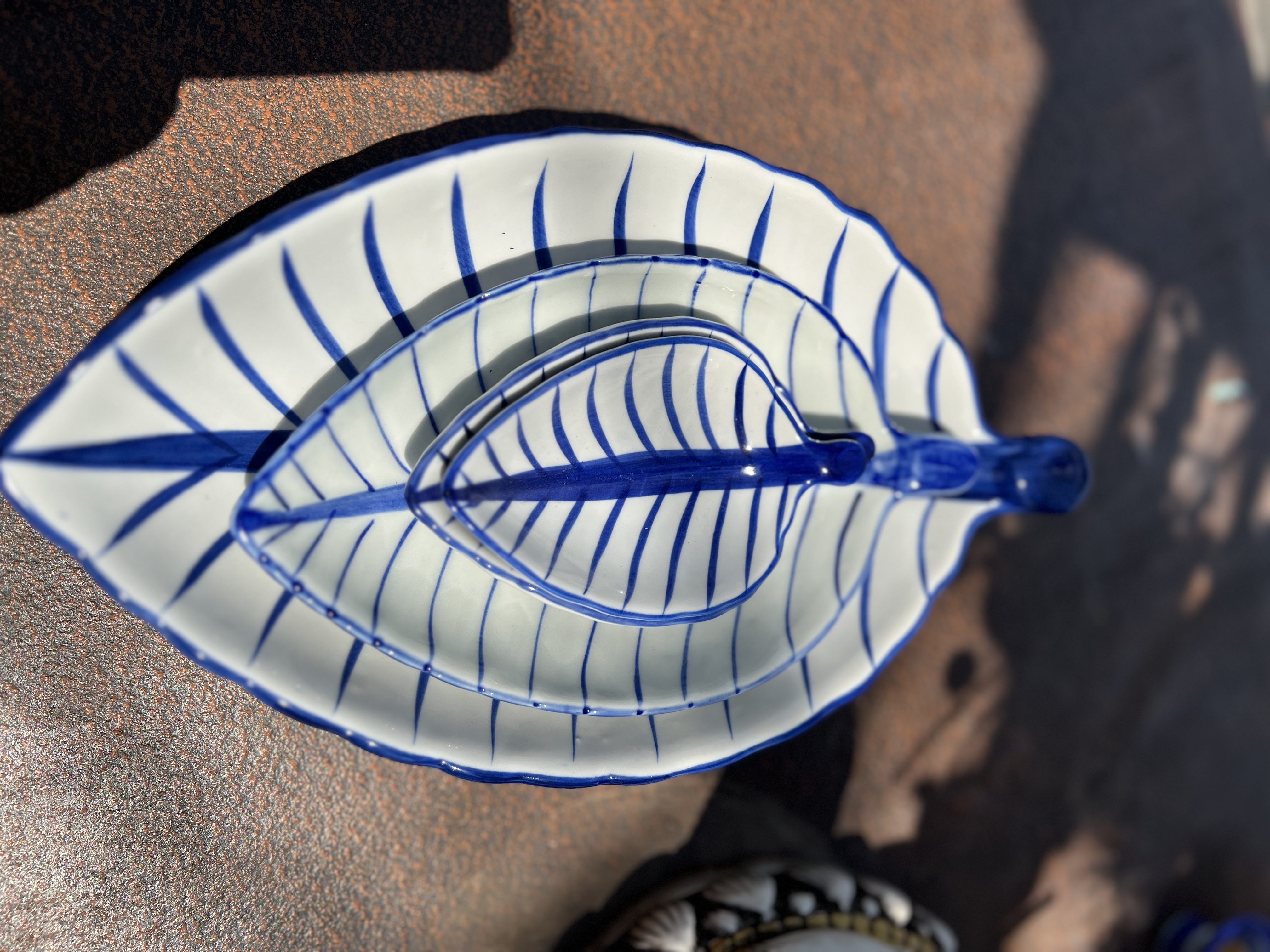 จานลายไทยทรงใบไม้12"