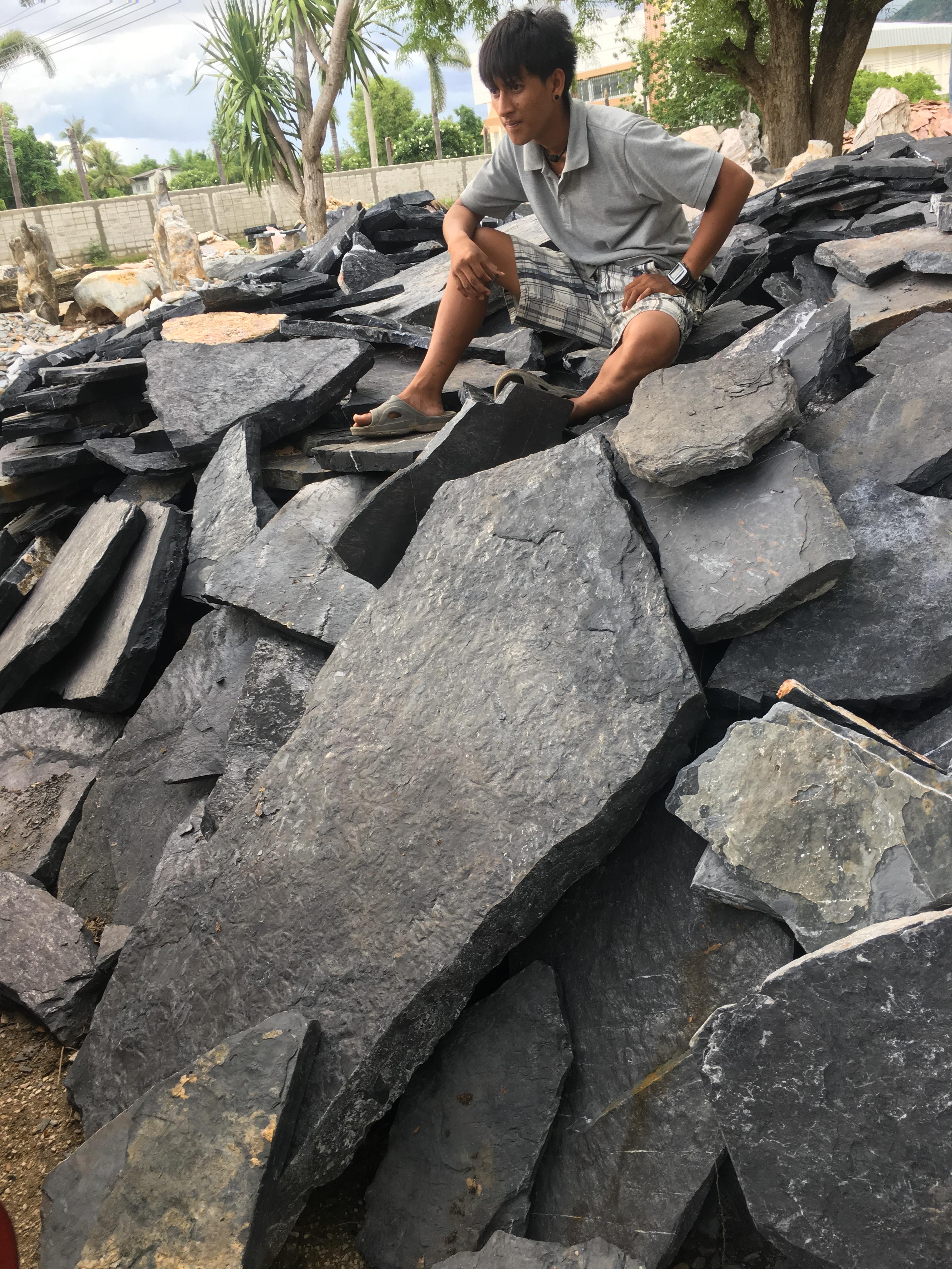 หินแผ่นสีดำ