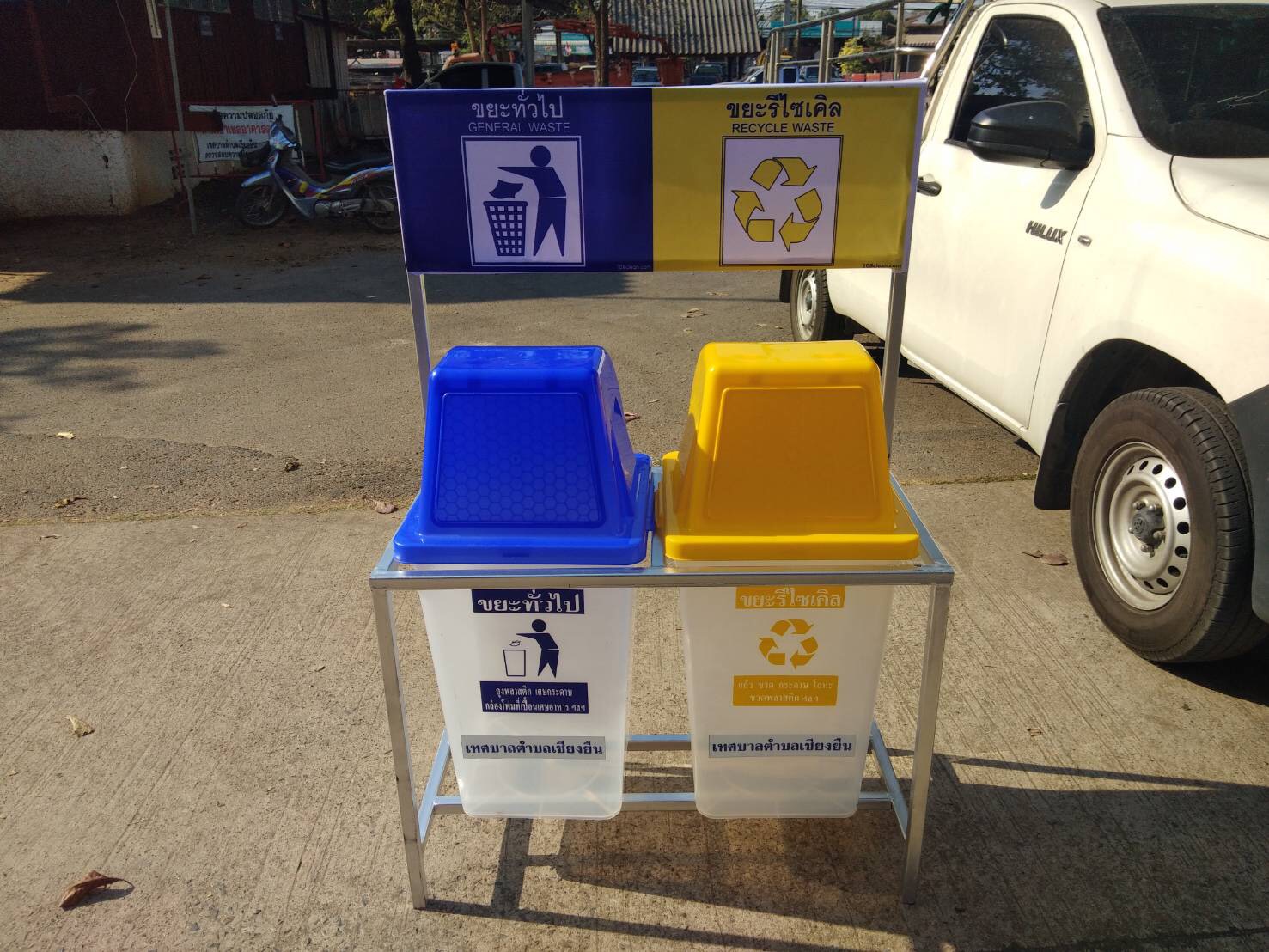 แท่นวางถังขยะแยกประเภท 60 ลิตร ขนาด 2 ช่อง มีแผงป้ายด้านหลัง