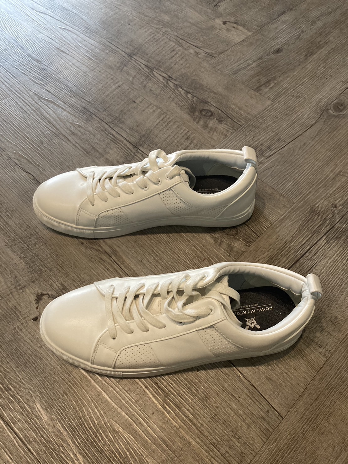 G 220690 รองเท้าผ้าใบสีขาว ราคาเช่า 50 บาท ต่อ 1 วัน