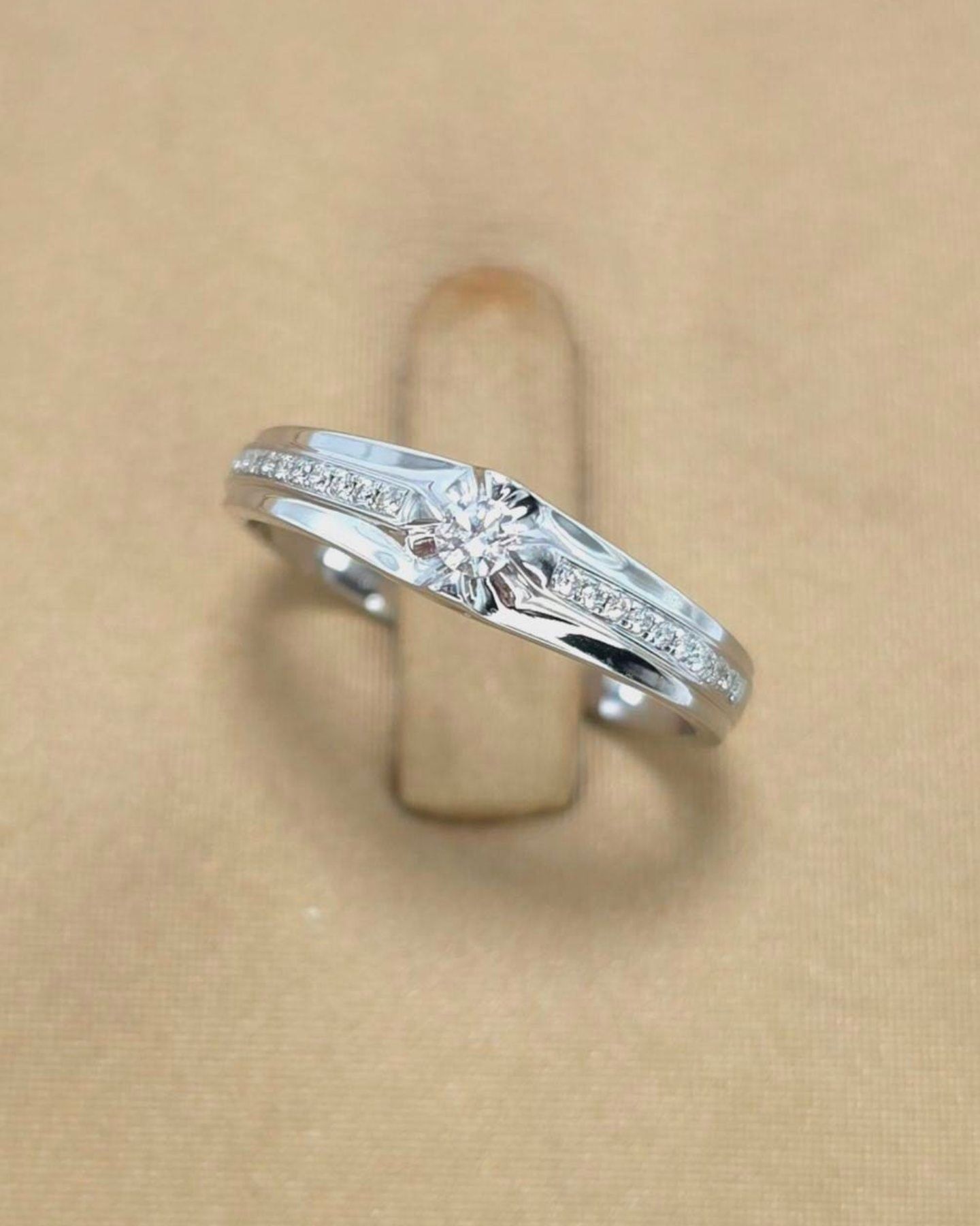 🚫ปิดการขาย(SoIdOut)🚫 แหวนทองคำขาว 18K เพชรเกสร 5.4 ตัง 1 เม็ด 0.26 ตัง 20 เม็ด รวม 10.6 ตัง น้ำ 98-100 ความสะอาด if-vvs งาน Hongkong ไซส์ 51 น้ำหนัก 2.08 กรัม ราคา 6,250.-(Net)