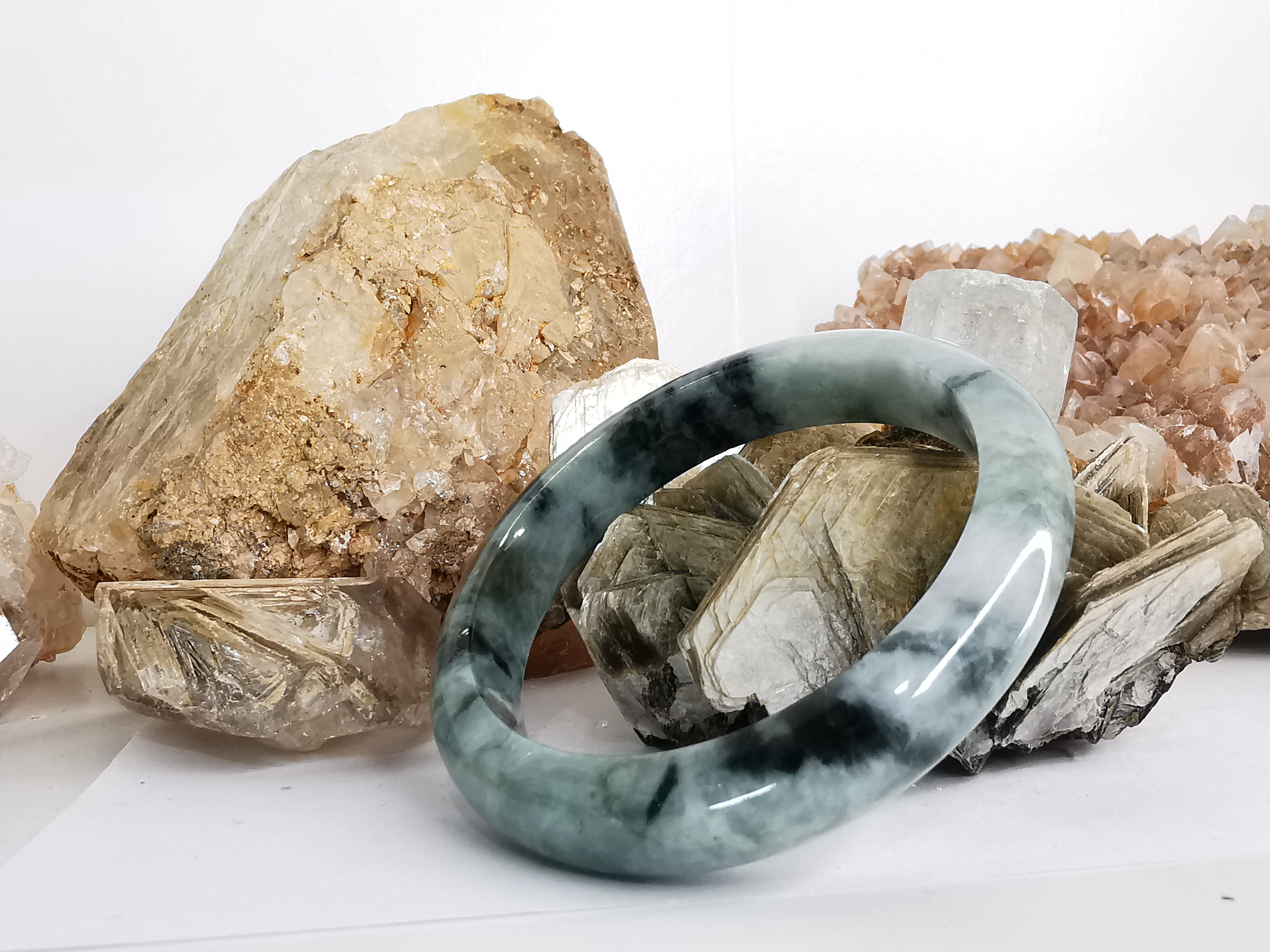 Green White Bangle กำไลหยกเจไดต์แท้ Diameter/ เส้นผ่านศูนย์กลางด้านใน 56 mm.