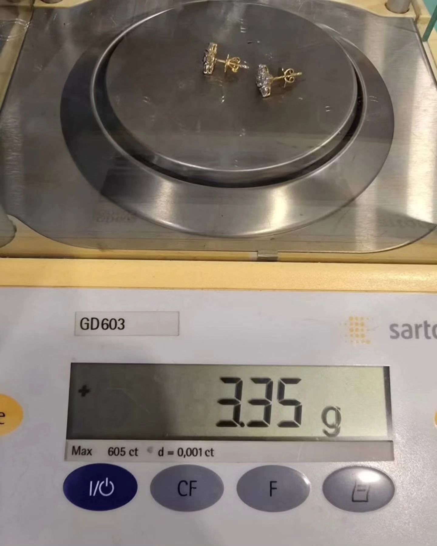 ต่างหูทองคำ 18K เพชรเกสร 13 ตัง 2 เม็ด 10 ตัง 8 เม็ด รวม 1.06 กะรัต น้ำ 97-100 ความสะอาด vvs หน้ากว้าง 10.8×10.8 มิล น้ำหนัก 3.35 กรัม ราคา 24,500.-(Net)