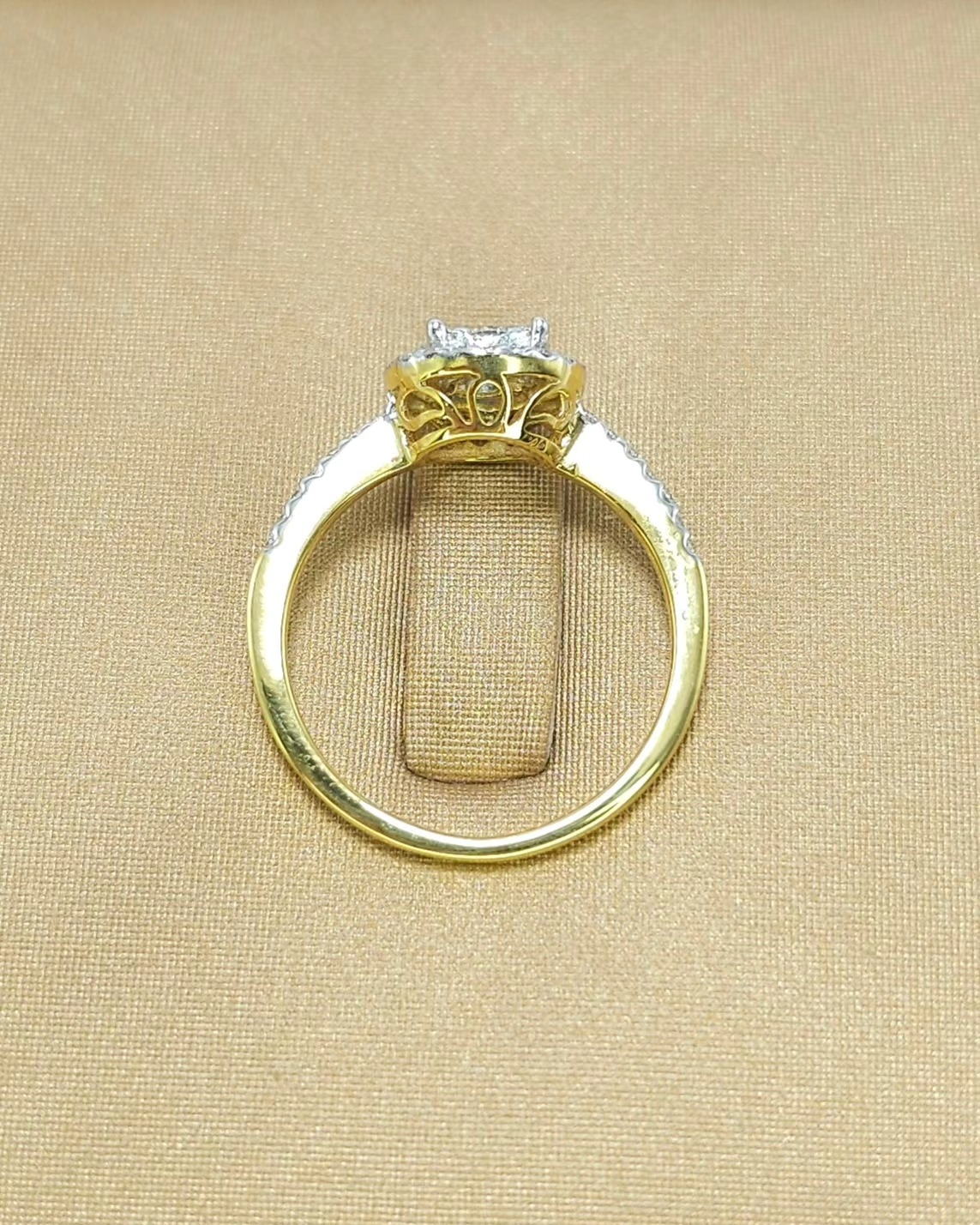 🚫ปิดการขาย(SoIdOut)🚫แหวนทองคำ 18K เพชรเกสร 4 ตัง 4 เม็ด 3 ตัง 1 เม็ด 1 ตัง 10 เม็ด 0.67 ตัง 22 เม็ด รวม 39.7 ตัง น้ำ 97-99 ความสะอาด vvs ไซส์ 52 น้ำหนัก 2.61 กรัม ราคา 8900.-(Net)