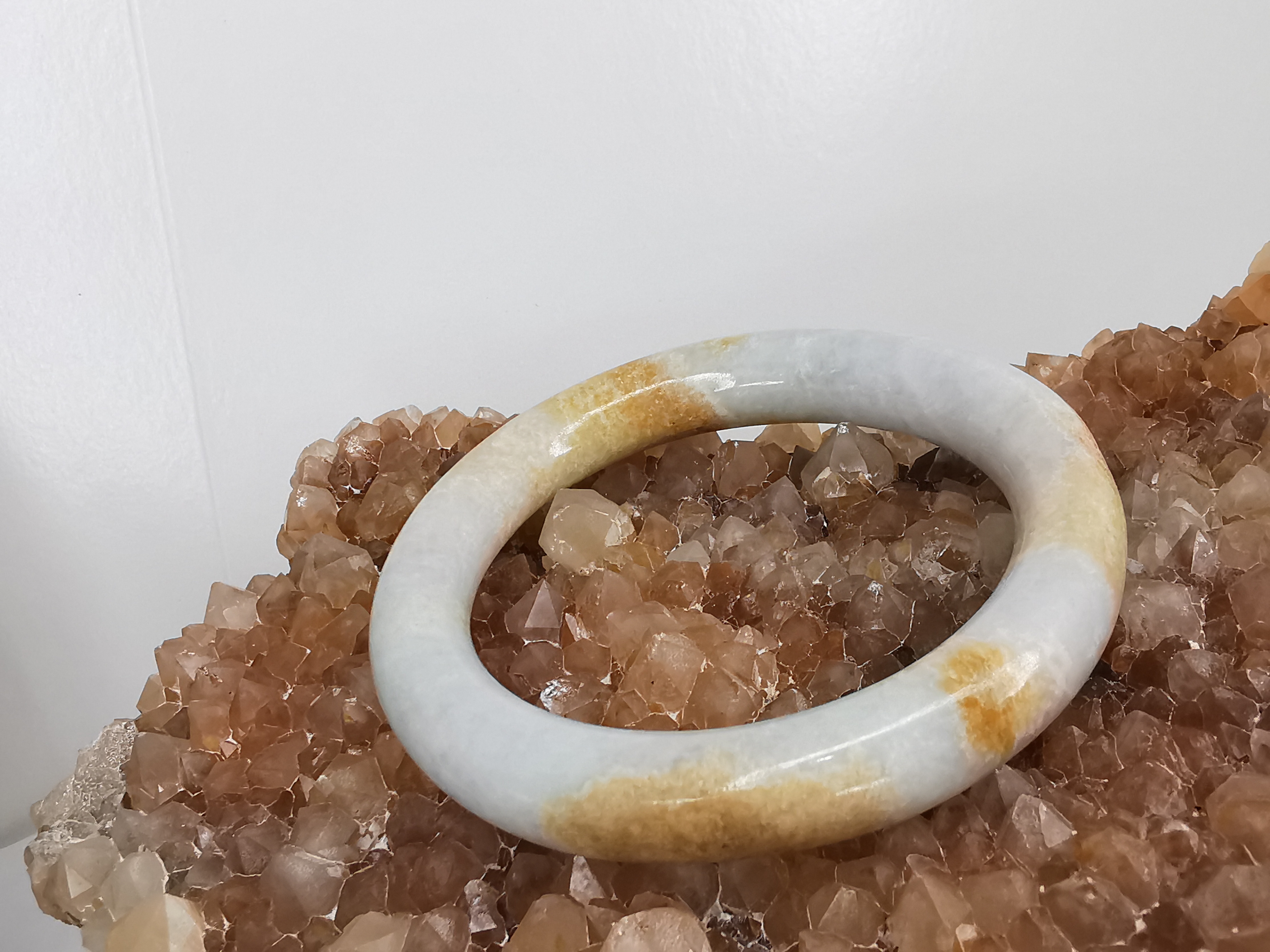 White Orange Jade Bangle กำไลหยกเจไดต์แท้ Diameter/ เส้นผ่านศูนย์กลางด้านใน 55 mm.