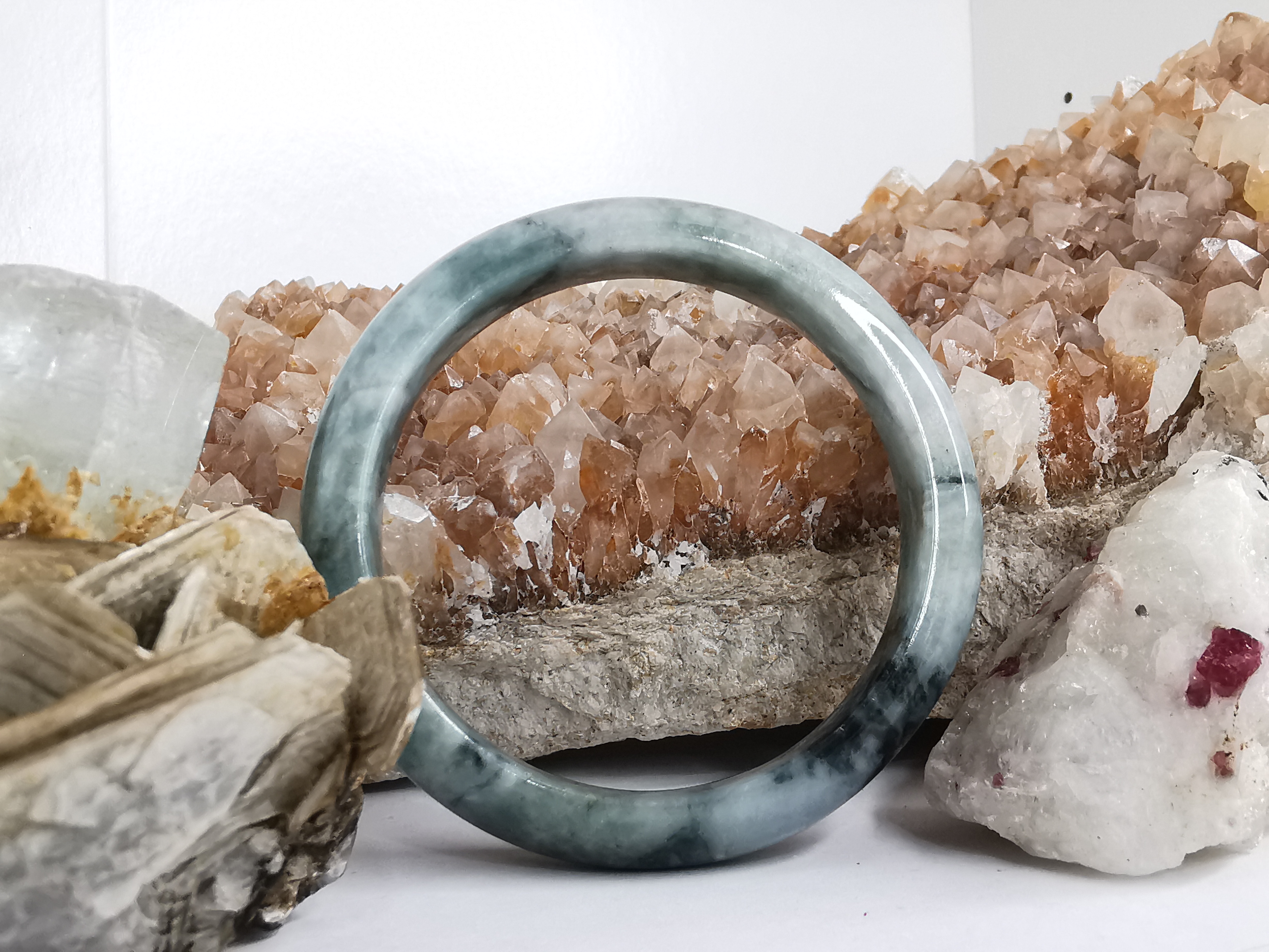 Green White Bangle กำไลหยกเจไดต์แท้ Diameter/ เส้นผ่านศูนย์กลางด้านใน 56 mm.