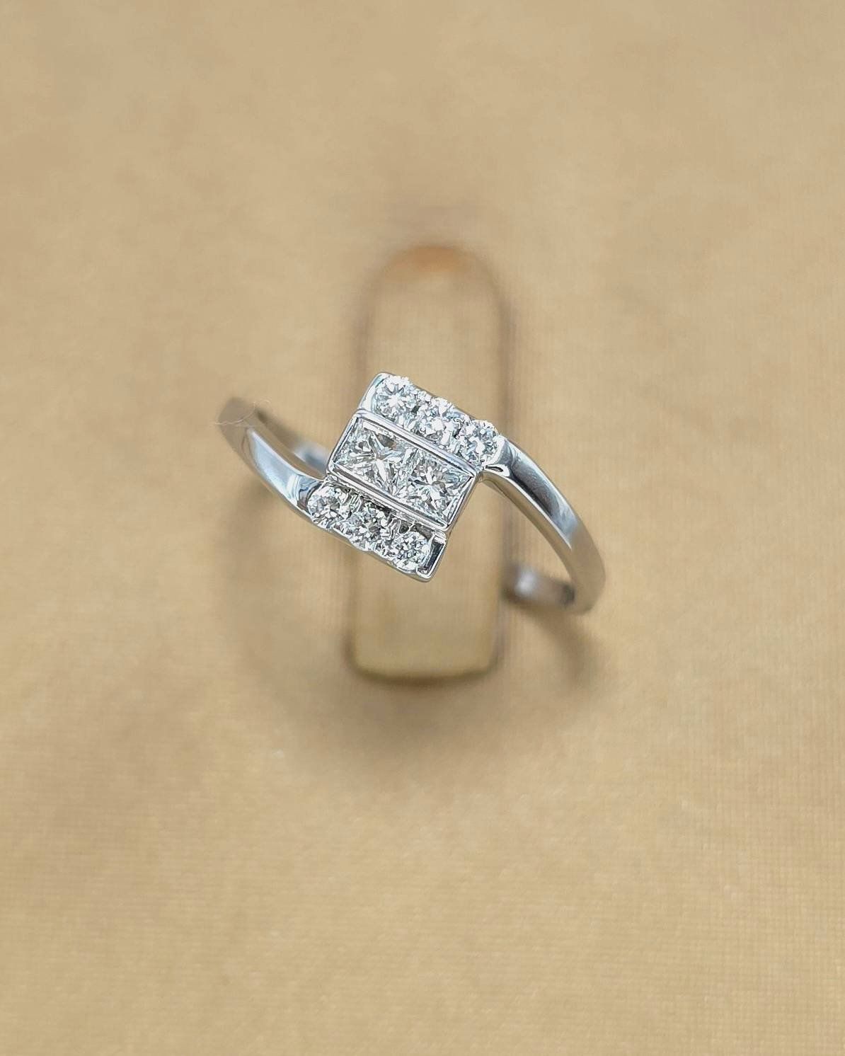 🚫ปิดการขาย(SoIdOut)🚫แหวนทองคำขาว 14K เพชร Princess cut 7 ตัง 2 เม็ด เพชรเกสร 2 ตัง 6 เม็ด รวม 26 ตัง น้ำ 96-97 ความสะอาด vvs-vs ไซส์ 48 น้ำหนัก 1.72 กรัม ราคา 4,800.-(Net)