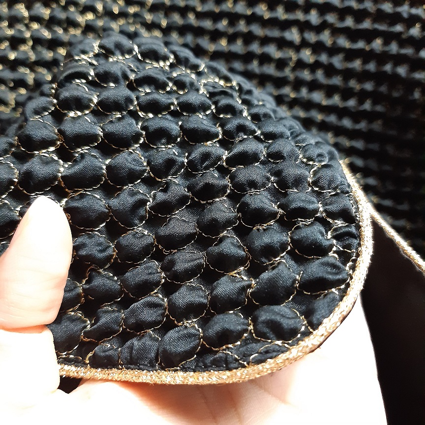 เสื้อแขนพองสีดำ เดินด้ายสีทอง ใส่ออกงาน