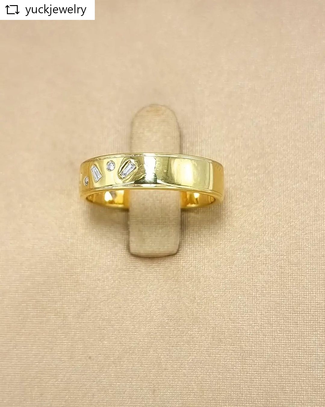 🚫ปิดการขาย(SoIdOut)🚫แหวนทองคำ 18K เพชร Baggutte 2 ตัง 5 เม็ด เพชรเกสร 1 ตัง 4 เม็ด รวม 14 ตัง น้ำ 96-97 ความสะอาด vvs-vs ไซส์ 50 หน้ากว้าง 4 มิล น้ำหนัก 3.39 กรัม ราคา 6350.-(Net)